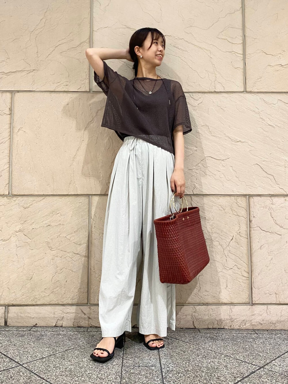 「大人カジュアル、キレイめ、きれいめカジュアル、パンツ、夏コーデ、休日スタイル、ROSSO、夏服、オンオフ兼用、オンオフ、20代後半、骨格ウェーブ、暑い、着映え、イエベ秋」｜「URBAN RESEARCHの『撥水/UVカット/接触冷感/イージーケア』『UR TECH』ギャザーワイドパンツ（その他パンツ、グレー系）」を使った、matsuさん（レディース・162cm）の夏コーディネートの1枚目の写真