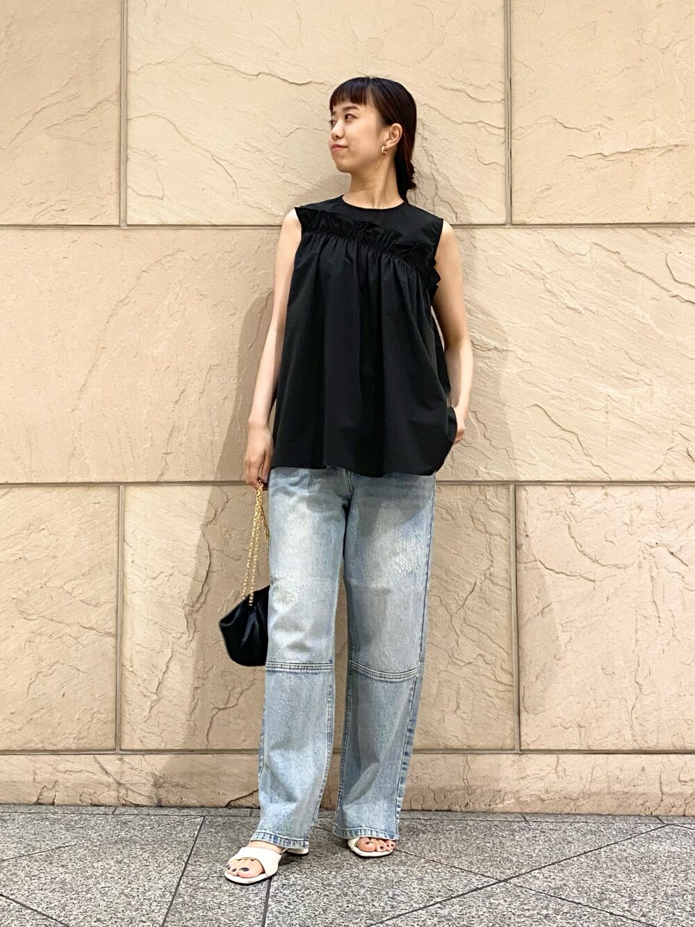 「URBAN RESEARCH ROSSO、URBAN RESEARCH、YENN、きれいめカジュアル、休日スタイル、夏コーデ、デニム、デニムコーデ、オトナ女子、ブラウス」｜「URBAN RESEARCH ROSSO WOMENのフリルギャザーブラウス（シャツ/ブラウス、ブラック系）」を使った、matsuさん（レディース・162cm）の夏コーディネートの1枚目の写真