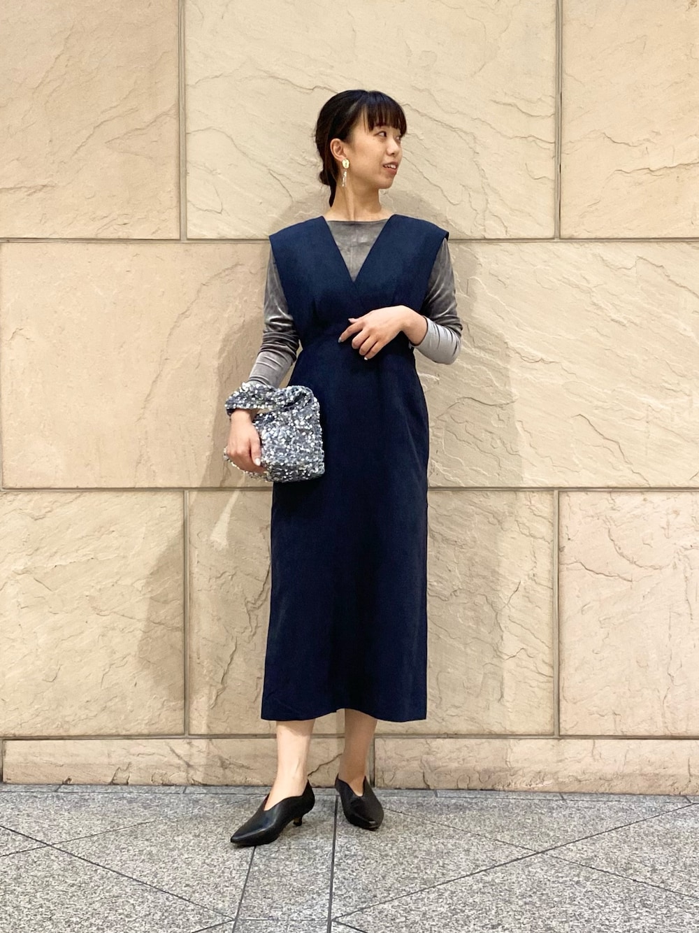 「URBAN RESEARCH ROSSO、URBAN RESEARCH、秋コーデ、モノトーン、レイヤードスタイル、デートコーデ、記念日コーデ、大人カジュアル、イエベ秋、デート、お食事会コーデ、ドレスアップ」｜「URBAN RESEARCH ROSSO WOMENのバックベルトワンピース（ジャンパースカート、ブルー系）」を使った、matsuさん（レディース・162cm）の秋コーディネートの1枚目の写真