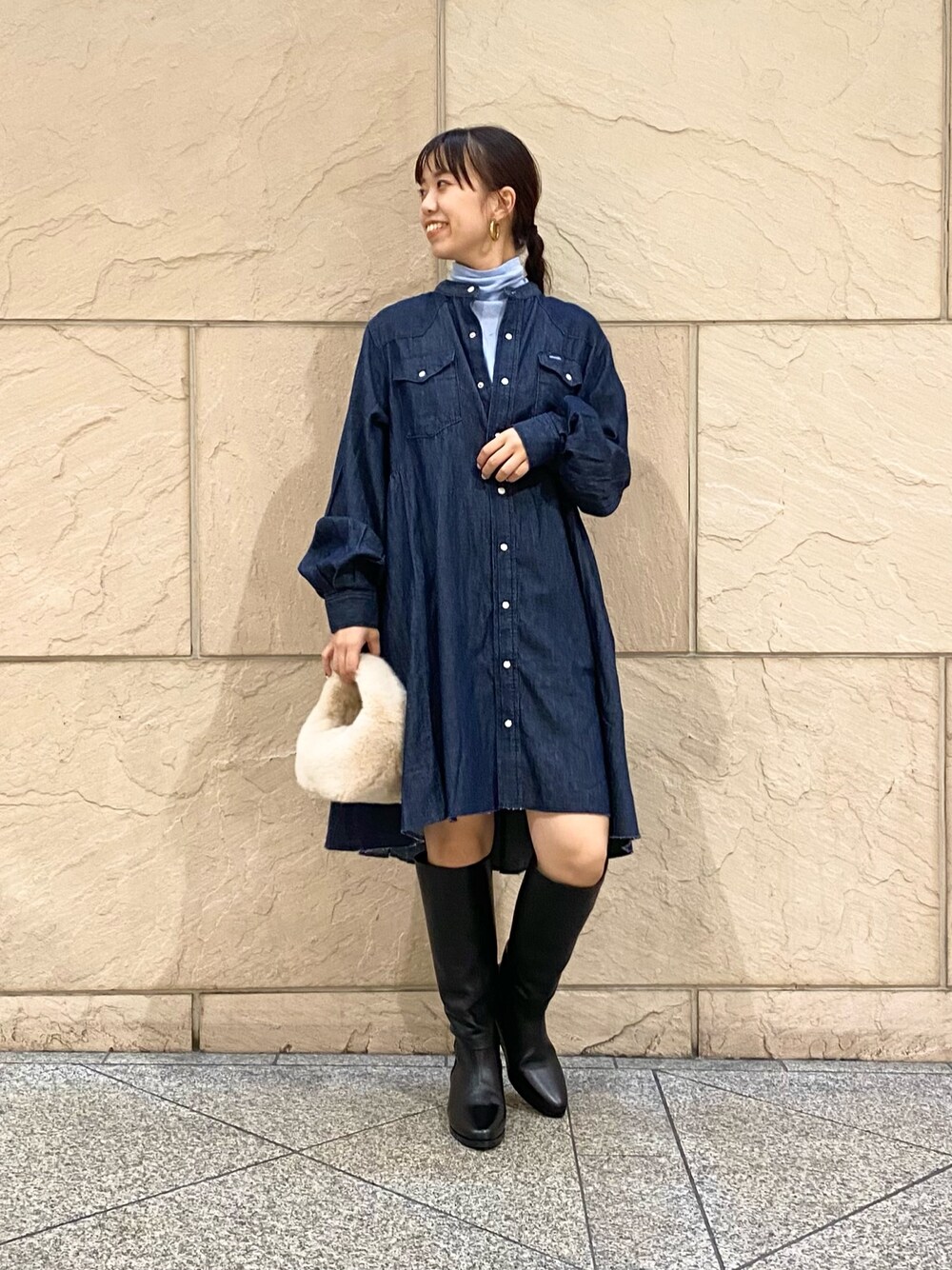 「URBAN RESEARCH ROSSO、URBAN RESEARCH、ROSSO、デニム、レイヤードスタイル、お出かけコーデ、ワンピース、秋コーデ、ブーツ、オトナカジュアル、キレイめカジュアル、オトナカワイイ、ミニワンピ、Wrangler、イエベ秋」｜「Wranglerの『別注』Wrangler×ROSSO　WESTERN MINI DRESS（シャツワンピース、ブルー系）」を使った、matsuさん（レディース・162cm）の秋コーディネートの1枚目の写真