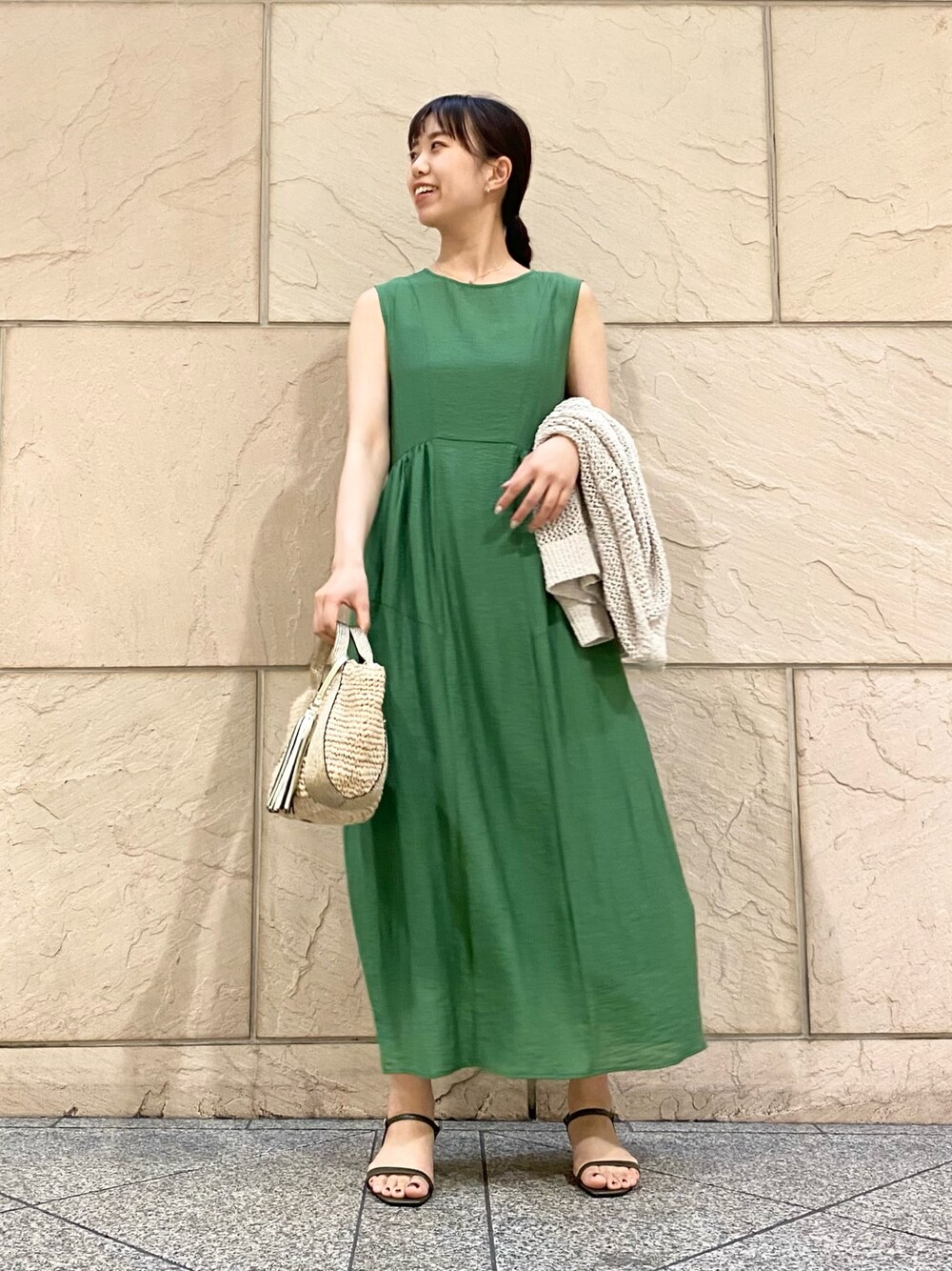 「URBAN RESEARCH ROSSO、デートコーデ、きれいめカジュアル、ワンピース、ワンピーススタイル、夏、ワンピースコーデ、かごバッグ、グリーン、サンダル」｜「URBAN RESEARCH ROSSO WOMENのコクーンワンピース（ワンピース、グリーン系）」を使った、matsuさん（レディース・162cm）の春コーディネートの1枚目の写真