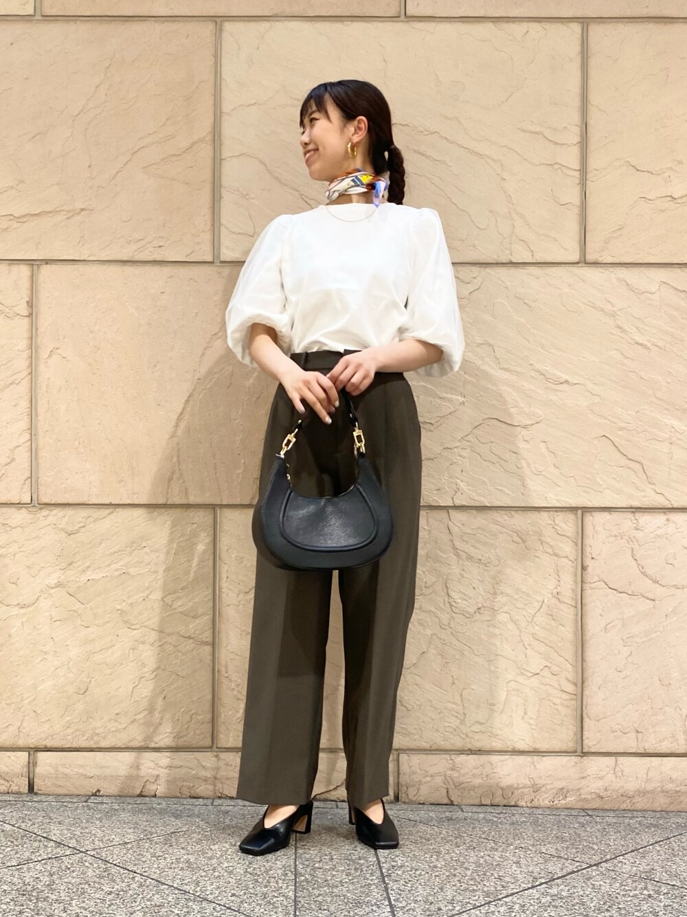 「URBAN RESEARCH ROSSO、きれいめカジュアル、春夏コーデ、夏コーデ、大人女子、パンツスタイル、オトナカジュアル、イエベ秋、チュール、カットソー、オフィスカジュアル」｜「URBAN RESEARCH ROSSO WOMENのブライトチュールスリーブカットソー（Tシャツ/カットソー、ホワイト系）」を使った、matsuさん（レディース・162cm）の春コーディネートの1枚目の写真