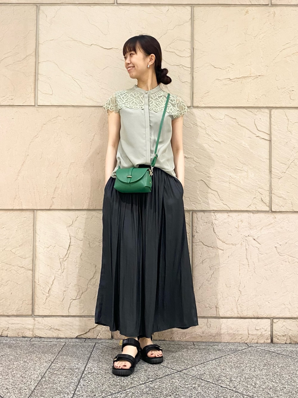 グリーン系のシャツ/ブラウス、ブラック系のその他パンツ、グリーン系のショルダーバッグを着用したレディースの夏コーディネートの1枚目の写真