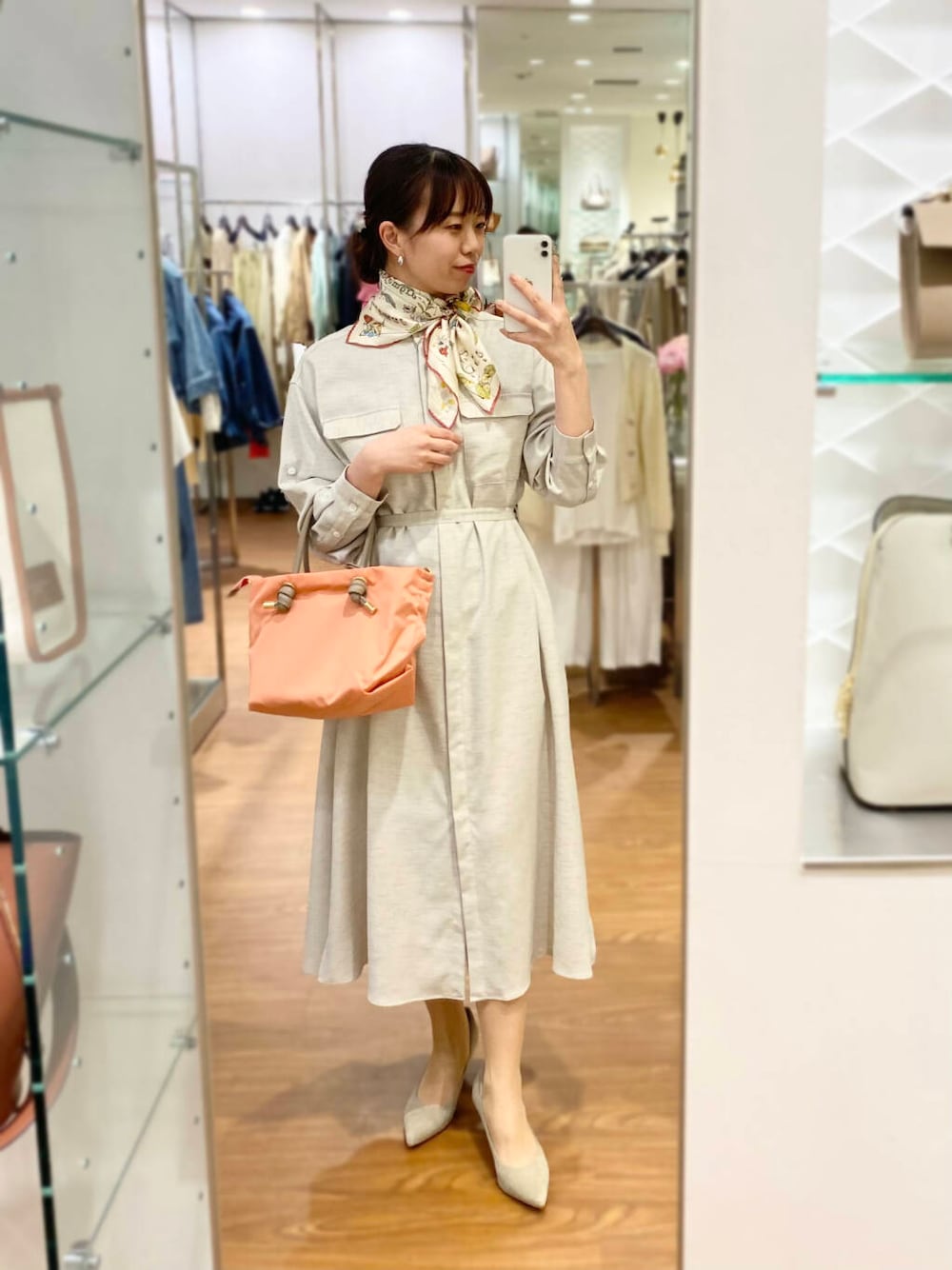 「ワンピース、キレイめ、きれいめカジュアル、スカーフ、春コーデ、春服、newarrival、オフィスカジュアル、フェミニン、manipuri、ROSSO、オンオフ兼用、オンオフ、大人かわいい、顔合わせ」｜「URBAN RESEARCH ROSSO WOMENの【MADE IN JAPAN】オリジナルスウェードパンプス（パンプス、ブラウン系）」を使った、matsuさん（レディース・162cm）の春コーディネートの1枚目の写真