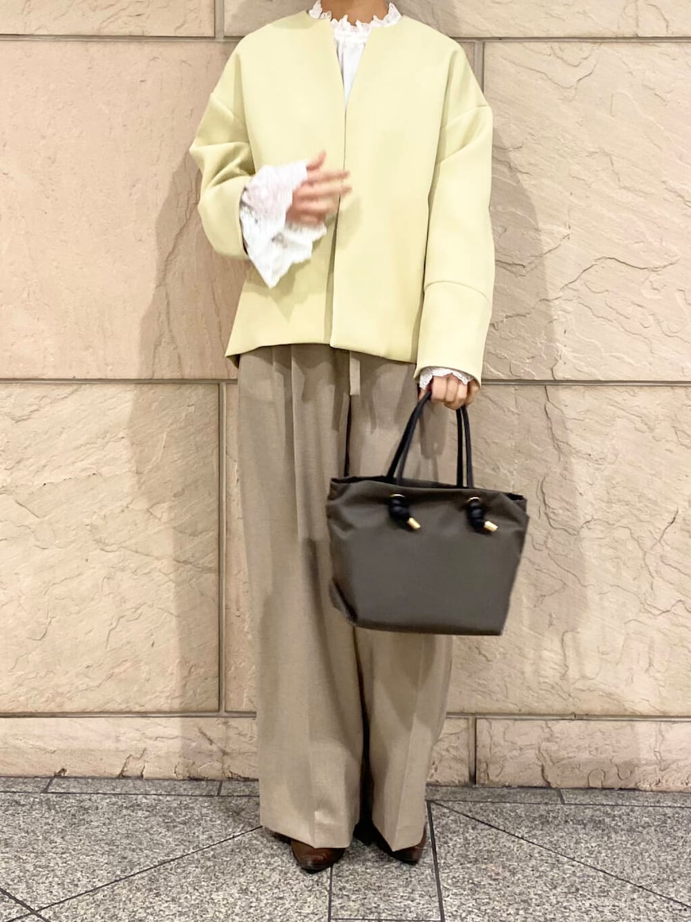 「キレイめ、アウター、きれいめカジュアル、ブラウス、パンツ、春コーデ、春服、春アウター、newarrival、オフィスカジュアル、フェミニン、ROSSO、オンオフ兼用、オンオフ、大人かわいい」｜「URBAN RESEARCH ROSSO WOMENのUVカットトリプルクロスショートコート（ノーカラージャケット、グリーン系）」を使った、matsuさん（レディース・162cm）の春コーディネートの1枚目の写真