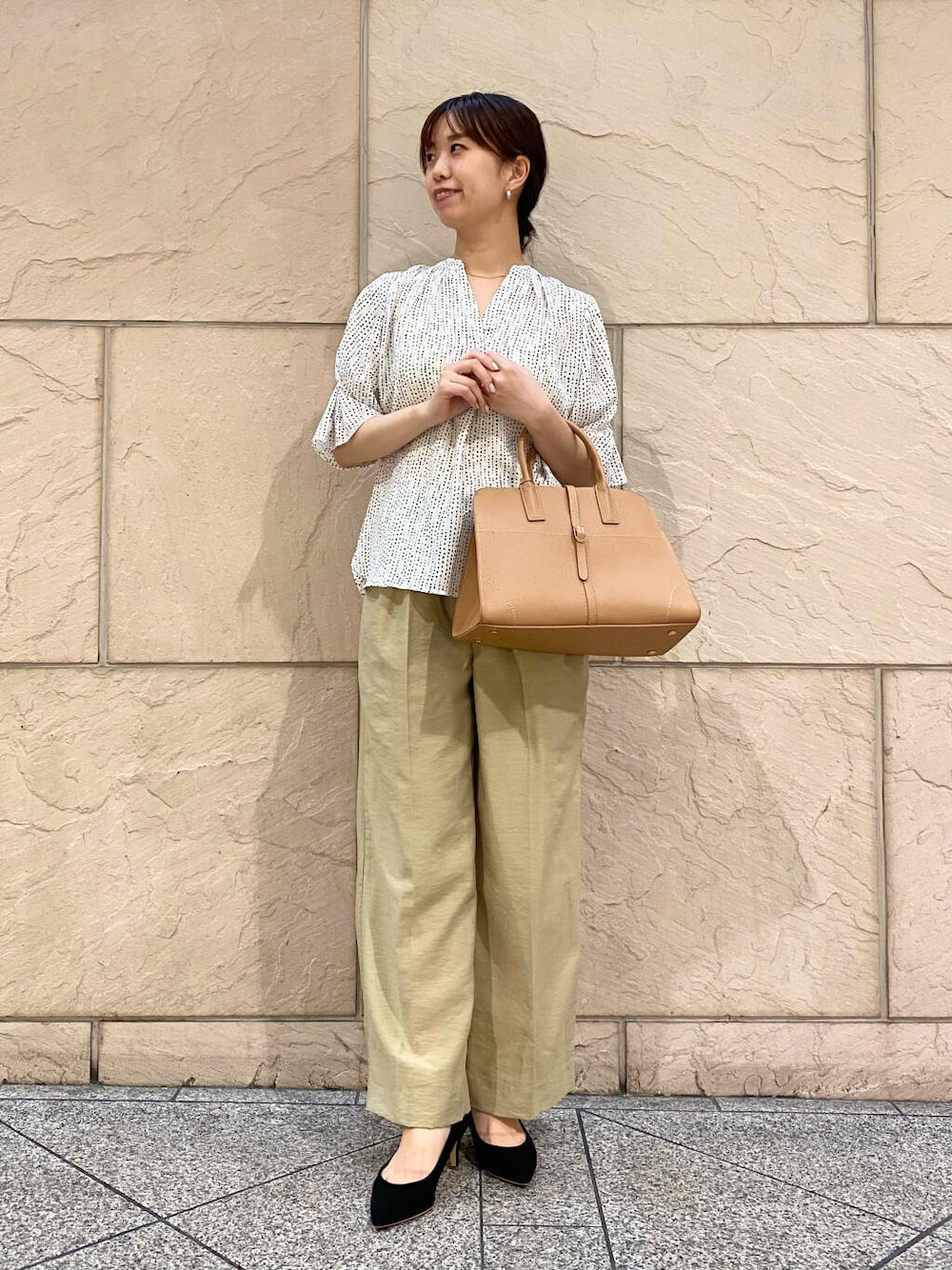 「大人カジュアル、キレイめ、きれいめカジュアル、パンツ、夏コーデ、オフィスカジュアル、ROSSO、夏服、オンオフ兼用、オンオフ、大人かわいい、20代後半、骨格ウェーブ、着映え、イエベ秋」｜「URBAN RESEARCH ROSSO WOMENの『MADE IN JAPAN』オリジナルスウェードパンプス（パンプス、ブラック系）」を使った、matsuさん（レディース・162cm）の夏コーディネートの1枚目の写真