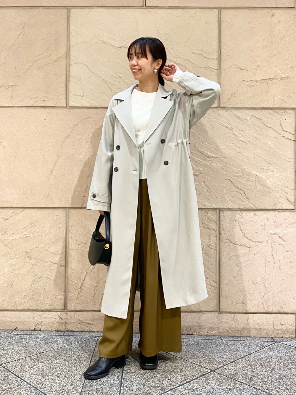 「URBAN RESEARCH、URBAN RESEARCH ROSSO、ROSSO、ロングコート、きれいめカジュアル、トレンチコート、春先取りコーデ、オフィスカジュアル、お仕事コーデ、オトナカジュアル、イエベ秋、骨格ウェーブ」｜「URBAN RESEARCH ROSSO WOMENのランダムリブニット（ニット/セーター、ホワイト系）」を使った、matsuさん（レディース・162cm）の冬コーディネートの1枚目の写真