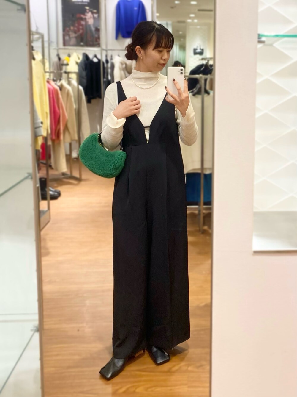 「URBAN RESEARCH ROSSO、URBAN RESEARCH、ROSSO、冬コーデ、休日スタイル、オールインワン、サロペット、パンツスタイル、モノトーン、オトナカジュアル、リブニット、ボアバッグ、イエベ秋、骨格ウェーブ」｜「URBAN RESEARCHの『一部WEB限定カラー』『UR TECH』ハイネックリブニット（ニット/セーター、ホワイト系）」を使った、matsuさん（レディース・162cm）の冬コーディネートの1枚目の写真