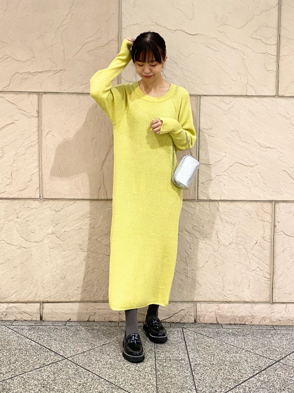 「URBAN RESEARCH ROSSO、URBAN RESEARCH、ROSSO、ニット、ショルダーバッグ、冬コーデ、お出かけコーデ、ワンピース、オトナカジュアル、ラクチンコーデ、ニットワンピース、イエロー、イエベ秋、骨格ウェーブ」｜「MOHIのMOHI　スタッズローファー（ローファー、ブラック系）」を使った、matsuさん（レディース・162cm）の秋コーディネートの1枚目の写真