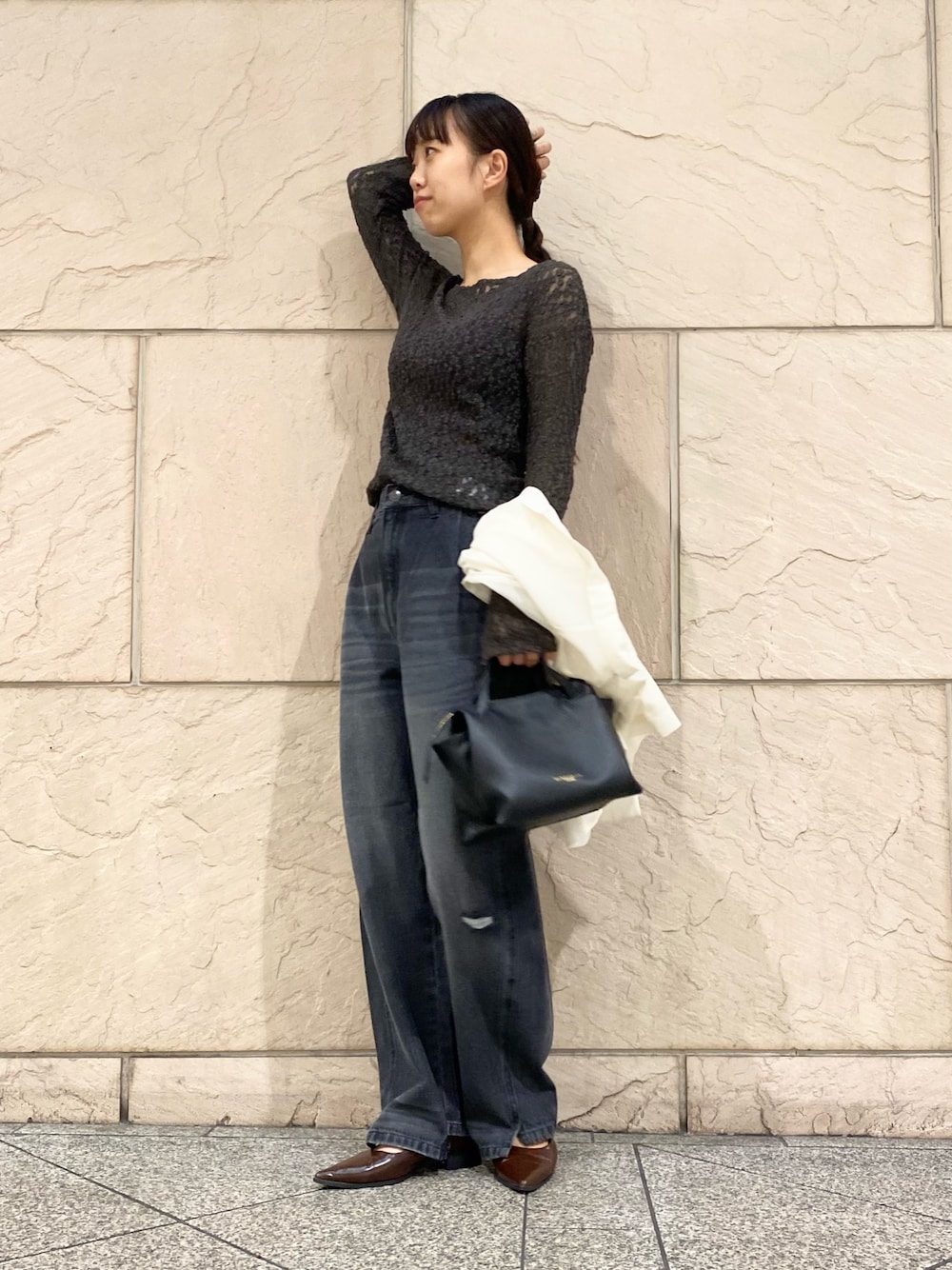 「URBAN RESEARCH ROSSO、URBAN RESEARCH、ブラウン、休日スタイル、秋コーデ、デニム、パンツスタイル、着回しコーデ、おしゃれさんと繋がりたい、パンツコーデ、オトナカジュアル、ジャケット、レース、ハンサムコーデ」｜「URBAN RESEARCH ROSSO WOMENのシアーレースボートネックカットソー（Tシャツ/カットソー、ブラウン系）」を使った、matsuさん（レディース・162cm）の秋コーディネートの1枚目の写真
