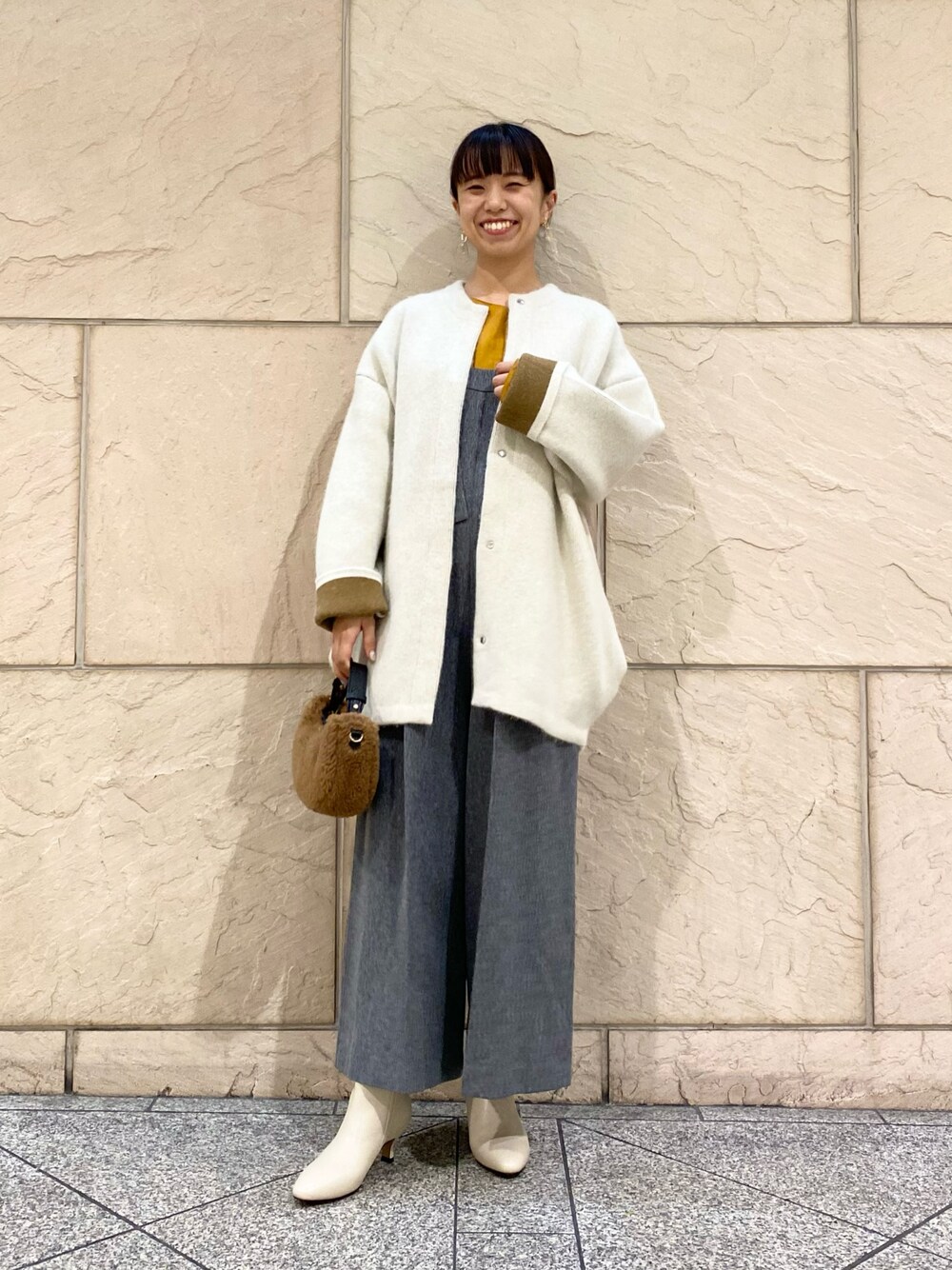 「URBAN RESEARCH ROSSO、URBAN RESEARCH、ELENDEEK、秋コーデ、カーディガン、レイヤードスタイル、大人カジュアルコーデ、パンツスタイル、秋服、イエベ秋、オールインワン」｜「ELENDEEKの『別注』ELENDEEK×ROSSO　CN RACCOON MIX WCD（カーディガン/ボレロ、グレー系）」を使った、matsuさん（レディース・162cm）の秋コーディネートの1枚目の写真