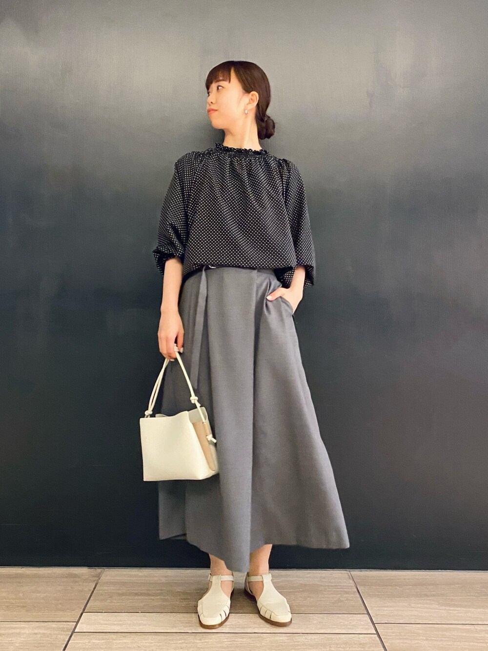 「URBAN RESEARCH ROSSO、URBAN RESEARCH、スクエアバッグ、モノトーン、オフィスカジュアル、ボリューム袖、オトナカジュアル、シンプルコーデ、春服みてみて、ガウチョパンツ、ブラウス、ドット」｜「URBAN RESEARCH ROSSOのウォッシャブルシャーリングブラウス（シャツ/ブラウス、その他）」を使った、matsuさん（レディース・162cm）の春コーディネートの1枚目の写真
