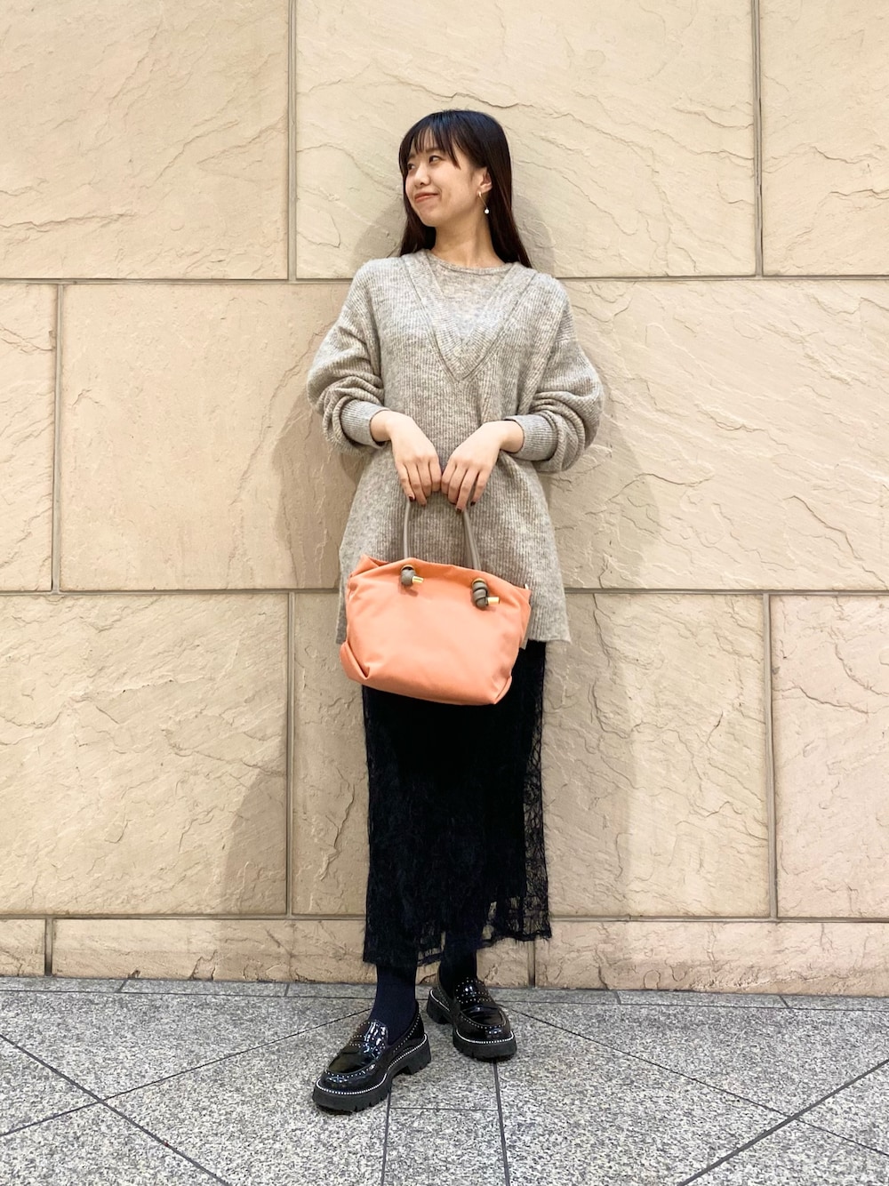 「ROSSO、URBAN RESEARCH ROSSO、URBAN RESEARCH、真冬のあったかスタイル、ニット、冬コーデ、デートコーデ、きれいめカジュアル、ゆるニット、ゆるコーデ、レーススカート、オトナカジュアル、オトナ女子、イエベ秋、骨格ウェーブ」｜「URBAN RESEARCH ROSSO WOMENのレイヤードデザインニット（ニット/セーター、ベージュ系）」を使った、matsuさん（レディース・162cm）の冬コーディネートの1枚目の写真