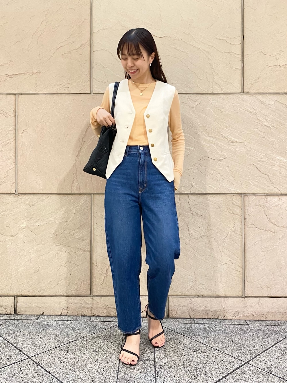 「URBAN RESEARCH ROSSO、URBAN RESEARCH、レイヤードスタイル、デニム、シアートップス、ベスト、ジレ、NEEDBY heritage」｜「NEEDBY heritageの『一部別注カラー』NEEDBY heritage　LISA（デニムパンツ、ブルー系）」を使った、matsuさん（レディース・162cm）の春コーディネートの1枚目の写真