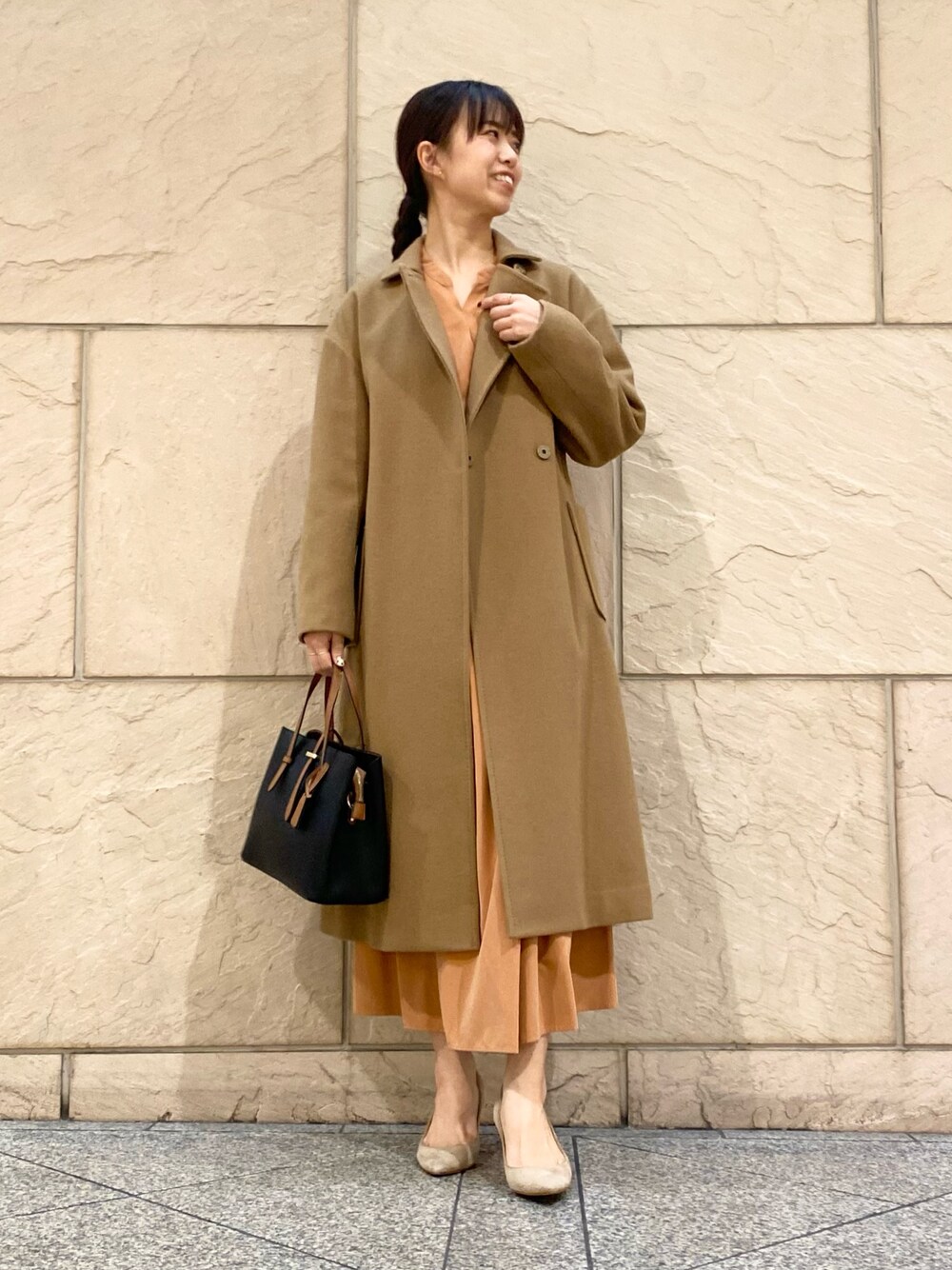 「URBAN RESEARCH ROSSO、ROSSO、URBAN RESEARCH、冬アウター、きれいめカジュアル、ロングコート、ワンピース、冬コーデ、きれいめコーディネート、大人コーデ、オレンジ、キャメル、イエベ秋、骨格ウェーブ」｜「URBAN RESEARCH ROSSO WOMENのカシミヤ混コート（その他アウター、ベージュ系）」を使った、matsuさん（レディース・162cm）の冬コーディネートの1枚目の写真