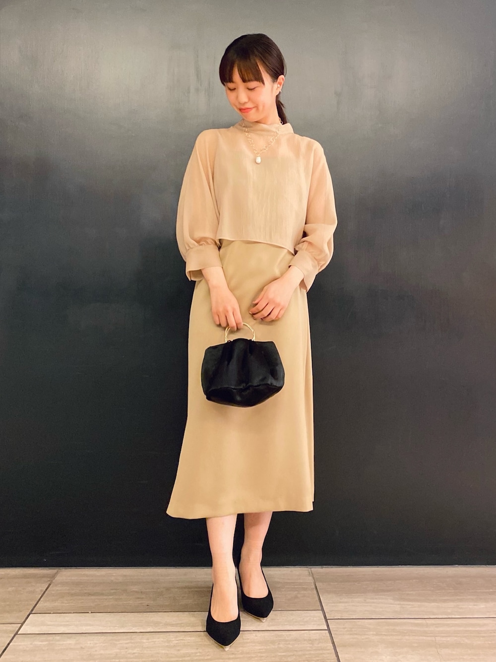「セットアップ、キャミワンピ、URBAN RESEARCH ROSSO、URBAN RESEARCH、シンプルコーデ、結婚式、結婚式二次会スタイル、顔合わせ、セレモニー、入学式、入園式、ママコーデ」｜「URBAN RESEARCH ROSSOのブラウス×キャミワンピースセットアップ（ワンピース、ベージュ系）」を使った、matsuさん（レディース・162cm）の冬コーディネートの1枚目の写真