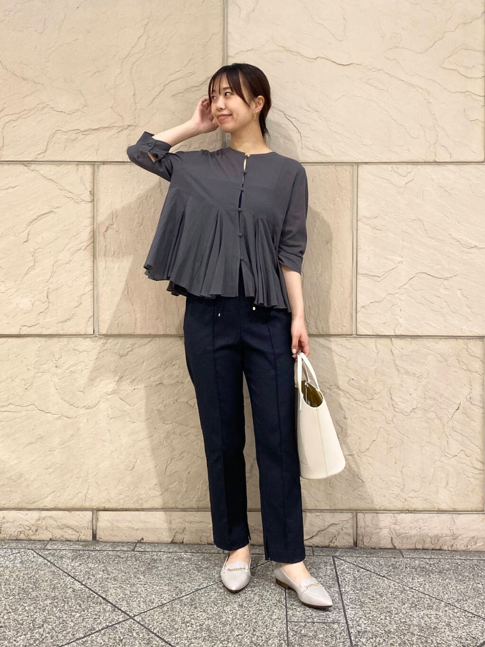 「大人カジュアル、キレイめ、きれいめカジュアル、ブラウス、パンツ、夏コーデ、newarrival、オフィスカジュアル、フェミニン、ROSSO、夏服、オンオフ兼用、オンオフ、大人かわいい、20代後半」｜「＆MyuQの&MyuQ　ERA MINI BAG（ハンドバッグ、ホワイト系）」を使った、matsuさん（レディース・162cm）の夏コーディネートの1枚目の写真