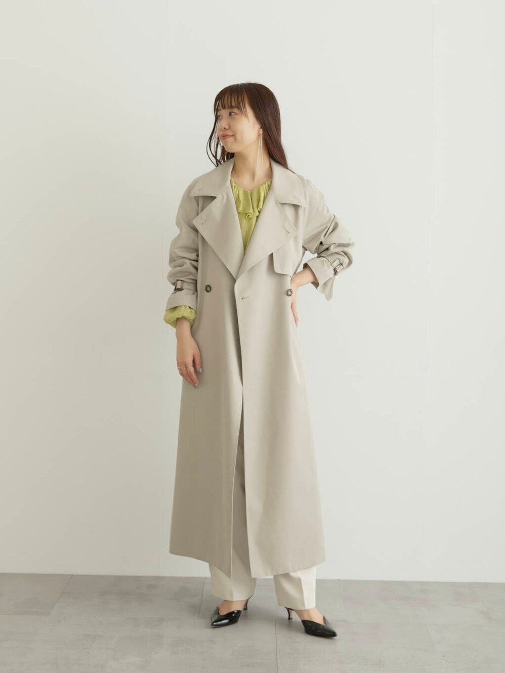 「キレイめ、アウター、きれいめカジュアル、パンツ、春コーデ、春服、春アウター、newarrival、オフィスカジュアル、フェミニン、ROSSO、オンオフ兼用、オンオフ、20代後半、春コート」｜「CHIGNONのCHIGNON　スネークチェーンイヤカフ（イヤリング、シルバー系）」を使った、matsuさん（レディース・162cm）の冬コーディネートの1枚目の写真