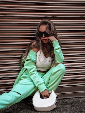 「アイテム（スウェットパンツ、パープル系）」を使った、esutoreja    公式さん（レディース・153cm）の春コーディネート