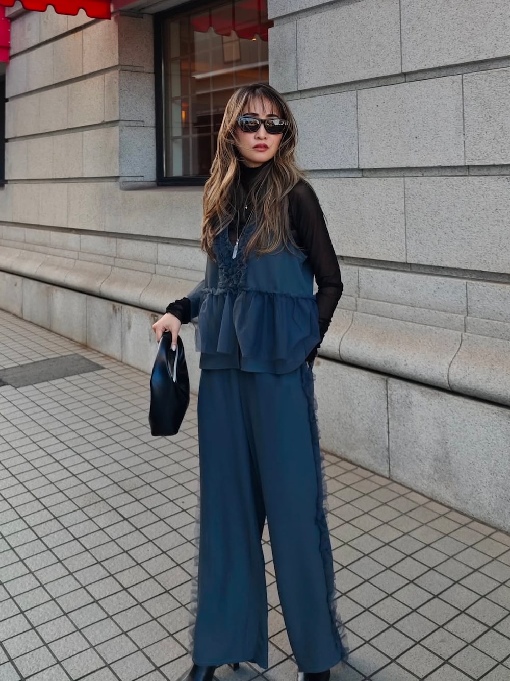 ベスト（グレー系）を使った「チュールトップス」の人気ファッション