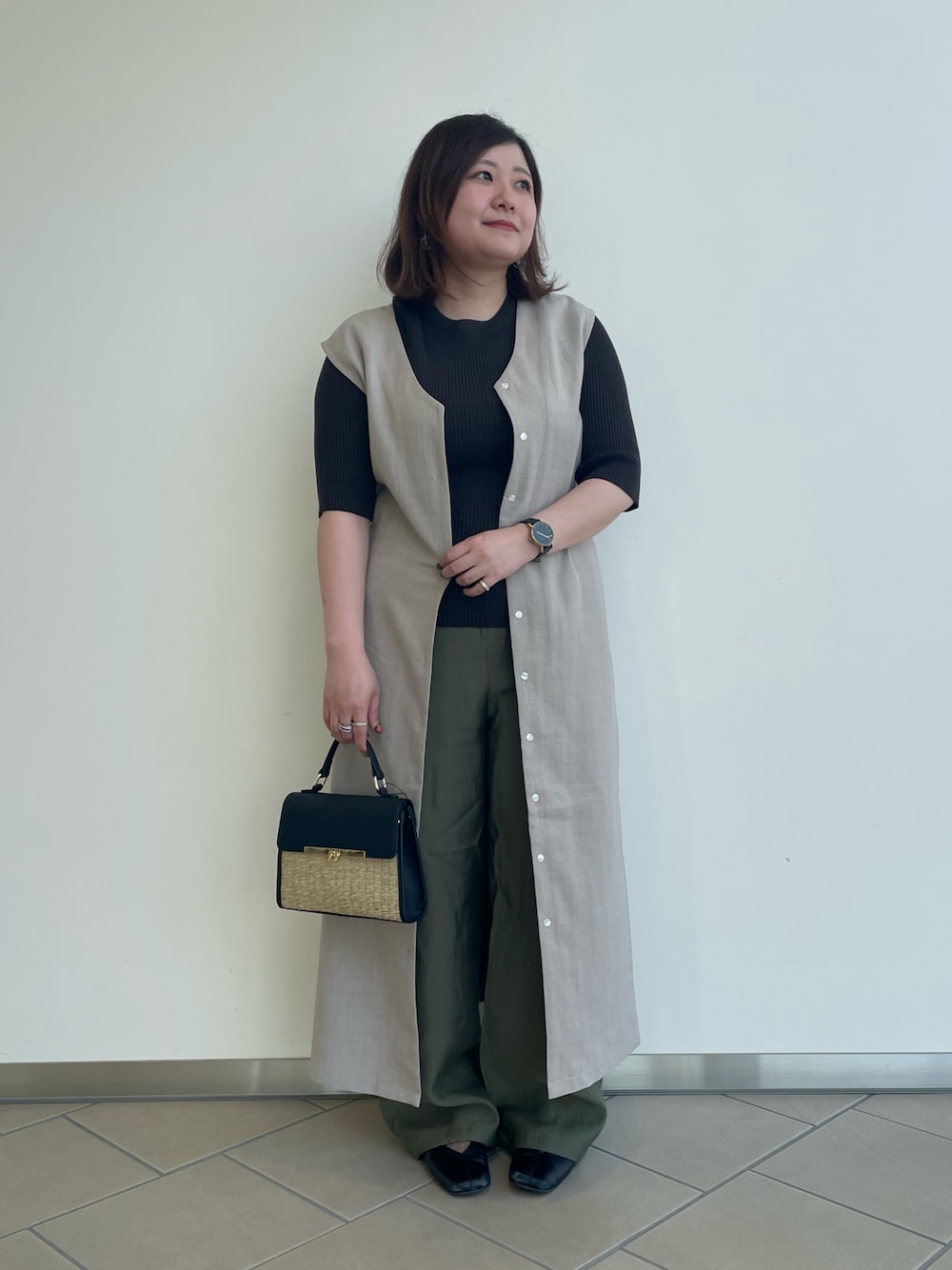 「レイヤードスタイル、きれいめカジュアル、夏コーデ、ITEMS URBANRESEARCH、RODE SKO、パンツスタイル、カーゴパンツ、サマーニット、ワンピース、2wayワンピース、ジレワンピース、低身長、30代」｜「ITEMS URBANRESEARCHのクルーネックリブニット（ニット/セーター、グレー系）」を使った、chisaaaさん（レディース・152cm）の夏コーディネートの1枚目の写真