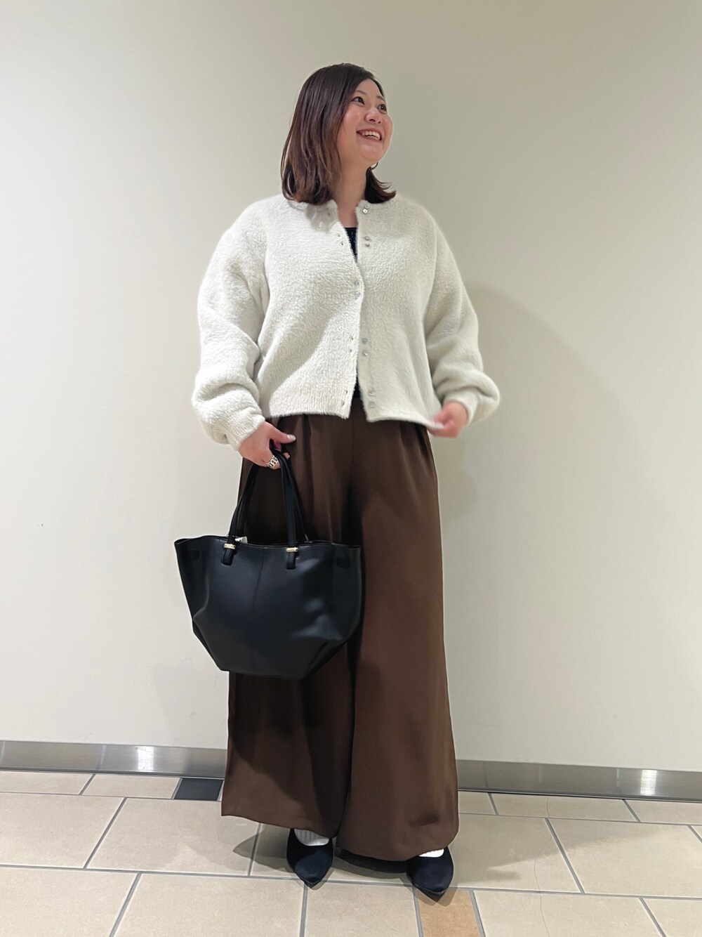 「ITEMS URBANRESEARCH、RODE SKO、カーディガン、ニットカーディガン、パンツスタイル、バッグ、カジュアル、きれいめカジュアル、タンクトップ、30代、低身長女子」｜「ITEMS URBANRESEARCHのラメニットスクエアタンクトップ（タンクトップ、ブラック系）」を使った、chisaaaさん（レディース・152cm）の秋コーディネートの1枚目の写真