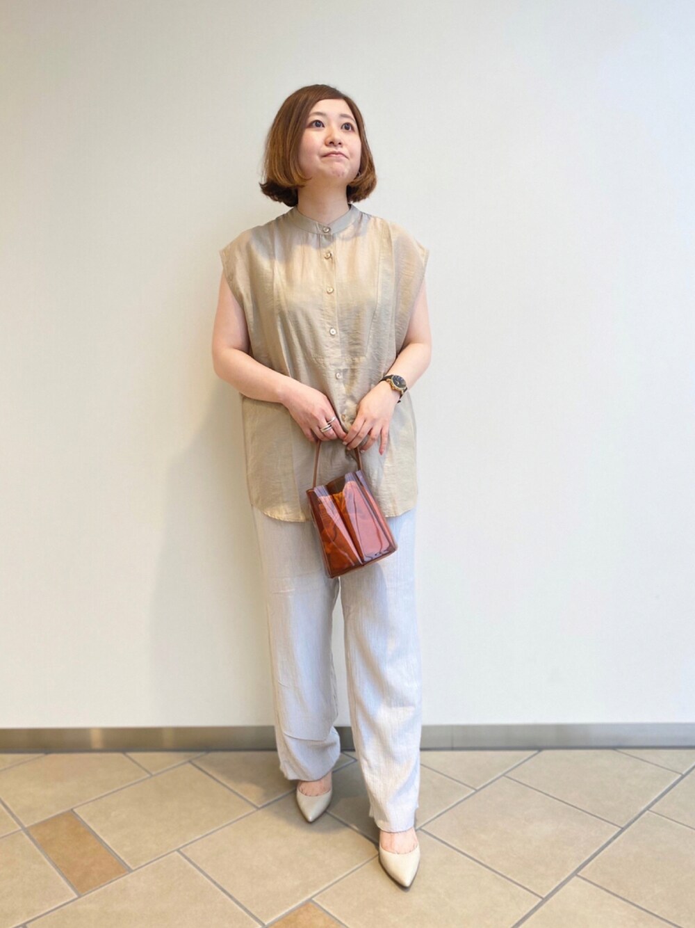 「夏コーデ、ブラウス、バッグリボン、パンツスタイル、ヨウリュウパンツ、きれいめカジュアル、大人コーデ、30代、低身長女子、ITEMS URBANRESEARCH」｜「ITEMS URBANRESEARCHのヨウリュウイージーパンツ（その他パンツ、ベージュ系）」を使った、chisaaaさん（レディース・152cm）の夏コーディネートの1枚目の写真