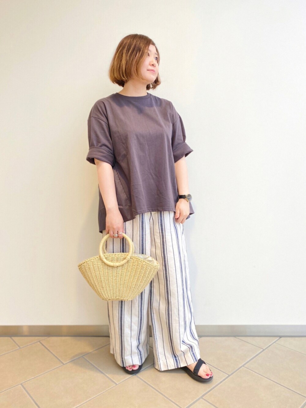 「夏コーデ、大人カジュアル、デザインTシャツ、オーバーサイズ、ストライプパンツ、ワイドパンツ、低身長女子、30代、ITEMS URBANRESEARCH、かごバッグ」｜「ITEMS URBANRESEARCHのペーパーカゴバッグ（ショルダーバッグ、ベージュ系）」を使った、chisaaaさん（レディース・152cm）の夏コーディネートの1枚目の写真