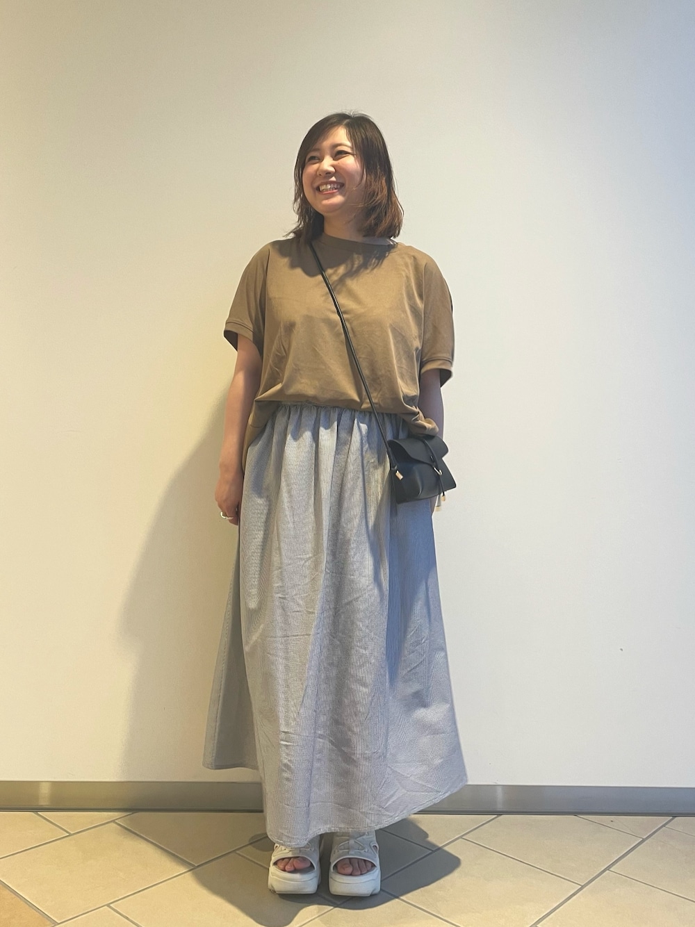 「夏服、カジュアル、低身長、スカート、ロングスカート、Tシャツ、ラフ、アイテムズアーバンリサーチ、ITEMS URBANRESEARCH」｜「ITEMS URBANRESEARCHの『吸水速乾』ドライタッチバックタックプルオーバー（Tシャツ/カットソー、ブラウン系）」を使った、chisaaaさん（レディース・152cm）の夏コーディネートの1枚目の写真