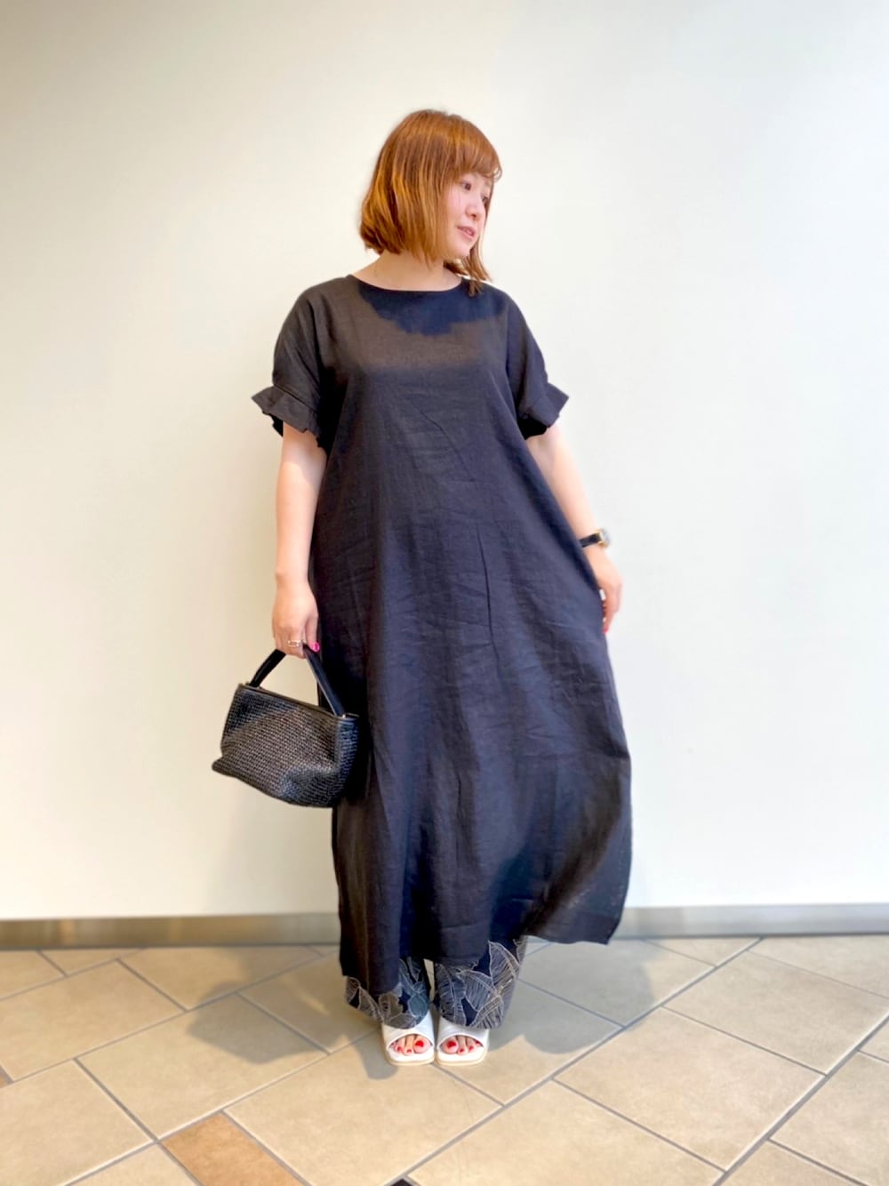 「夏コーデ、大人カジュアル、シンプル、サンダル、ワンピース、リネン、リーフ柄、柄パンツ、夏のバッグ、ブラックコーデ、低身長女子、30代、ITEMS URBANRESEARCH」｜「ITEMS URBANRESEARCHのザツザイミニショルダー（ショルダーバッグ、ブラック系）」を使った、chisaaaさん（レディース・152cm）の夏コーディネートの1枚目の写真