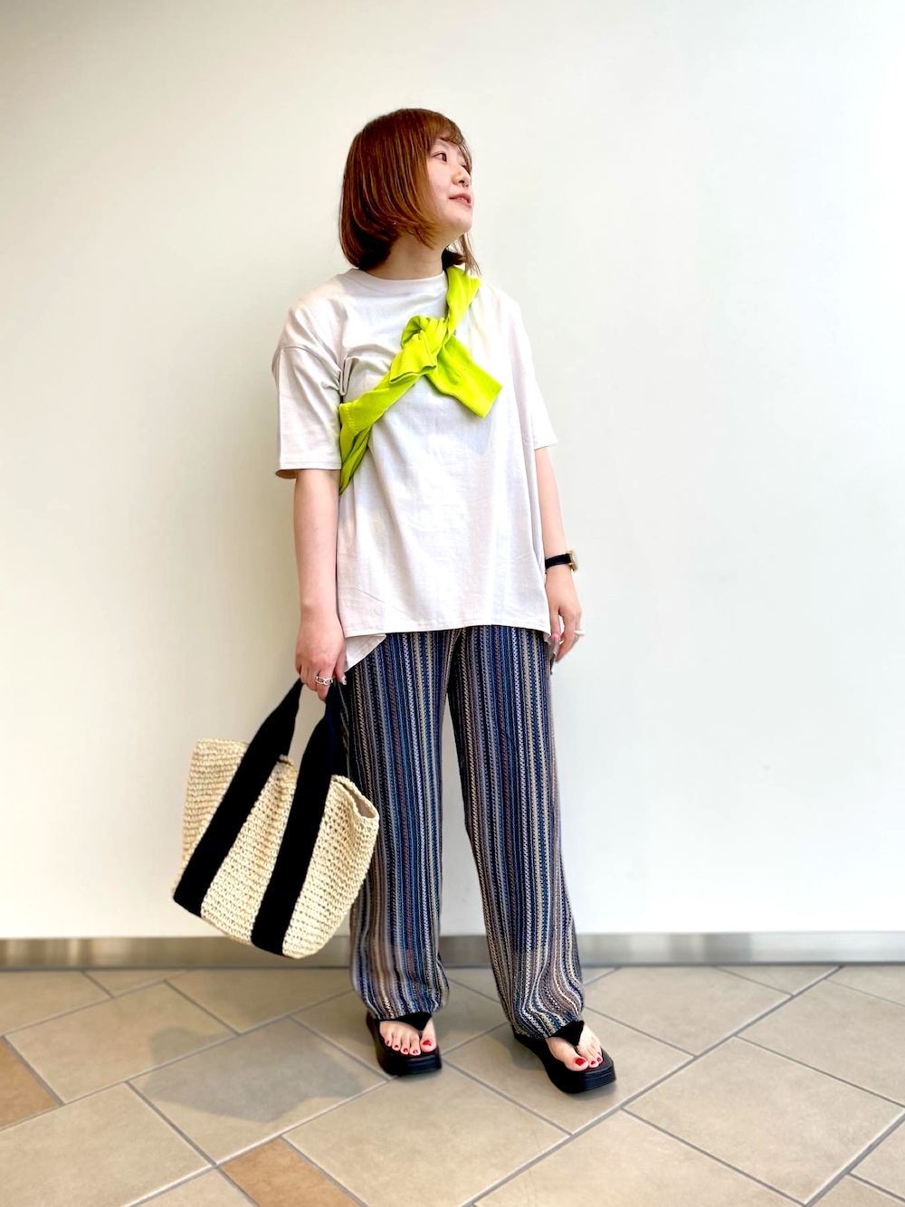 「夏コーデ、大人カジュアル、シンプルコーデ、ラクチンコーデ、ビタミンカラー、パンツスタイル、サンダル、ITEMS URBANRESEARCH、低身長女子、30代」｜「ITEMS URBANRESEARCHのオーガニックコットンフレアTシャツ（Tシャツ/カットソー、グレー系）」を使った、chisaaaさん（レディース・152cm）の夏コーディネートの1枚目の写真