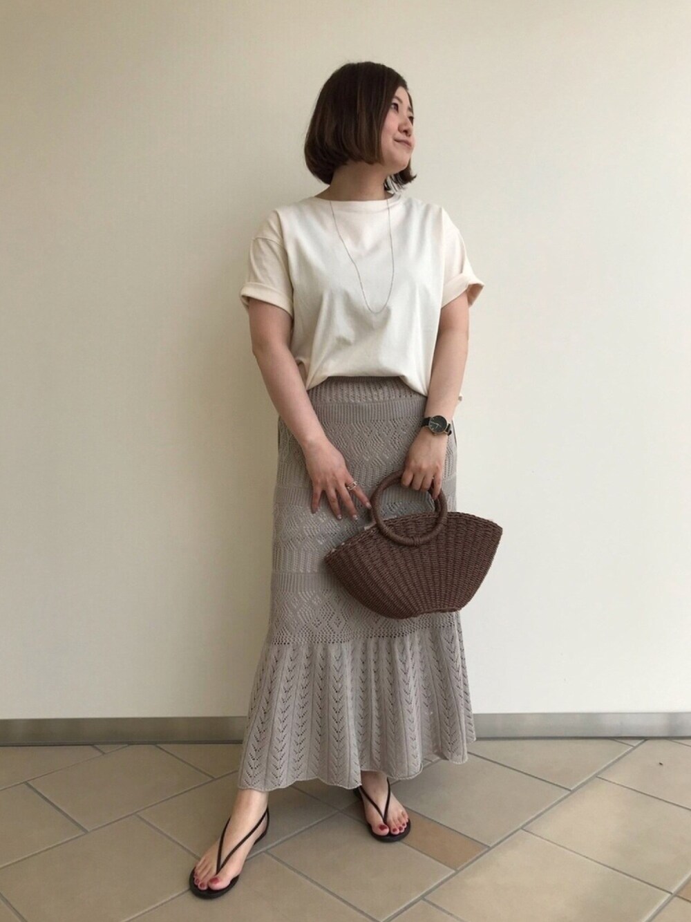 「夏コーデ、ニットスカート、Tシャツ、白Tシャツ、ロングスカート、カゴバッグ、低身長女子、カジュアル、ITEMS URBANRESEARCH、シンプルスタイル」｜「ITEMS URBANRESEARCHのペーパーカゴバッグ（ショルダーバッグ、ブラウン系）」を使った、chisaaaさん（レディース・152cm）の夏コーディネートの1枚目の写真