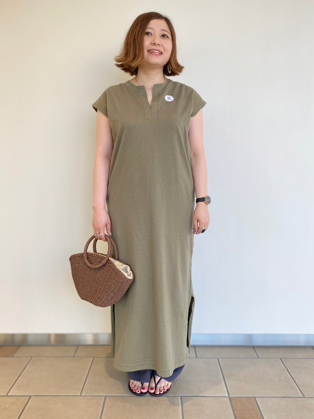 「カットソーワンピース、ワンピース、パンツレイヤード、キーネックワンピース、サイドスリット、ラフスタイル、公園、ITEMS URBANRESEARCH、かごバッグ、低身長女子」｜「ITEMS URBANRESEARCHのキーネックカットワンピース（ワンピース、グリーン系）」を使った、chisaaaさん（レディース・152cm）の夏コーディネートの1枚目の写真