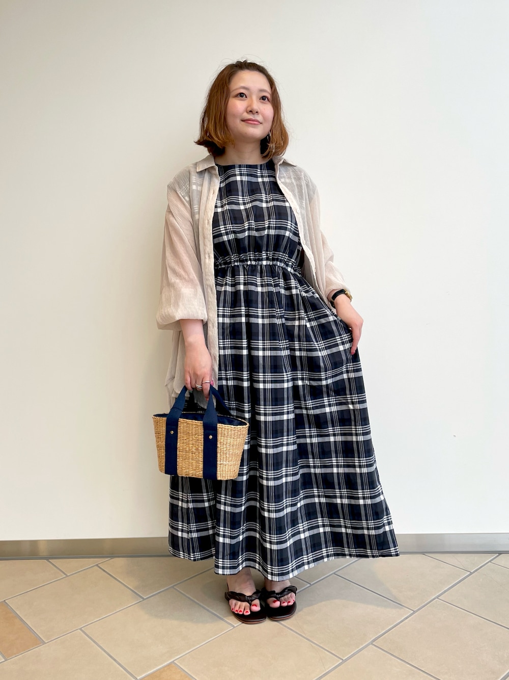 「休日スタイル、夏コーデ、オトナ女子、ワンピースコーデ、大人ガーリー、チェックワンピース、シアーシャツ、かごバッグ、サンダル、低身長女子、30代、ITEMS URBANRESEARCH、RODE SKO」｜「ITEMS URBANRESEARCHのウエストギャザーチェックワンピース（ワンピース、ブルー系）」を使った、chisaaaさん（レディース・152cm）の夏コーディネートの1枚目の写真