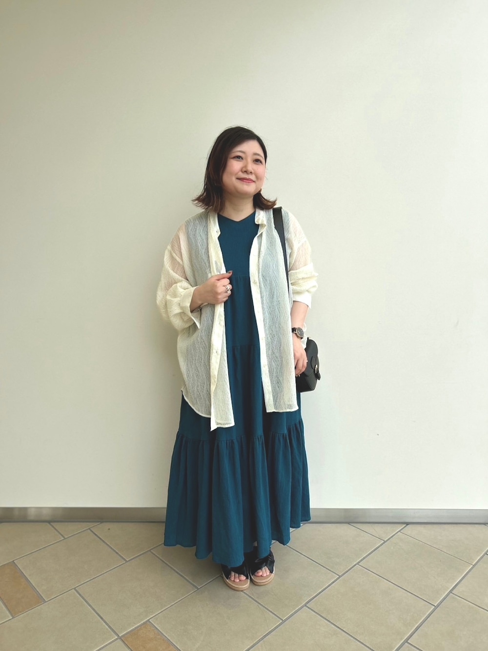 「夏コーデ、低身長、ITEMS URBANRESEARCH、RODE SKO、URBAN RESEARCH、ワンピース、夏ワンピース、シアーシャツ、バンドカラーシャツ、30代」｜「ITEMS URBANRESEARCHのヨウリュウティアードノースリワンピース（ワンピース、ブルー系）」を使った、chisaaaさん（レディース・152cm）の夏コーディネートの1枚目の写真
