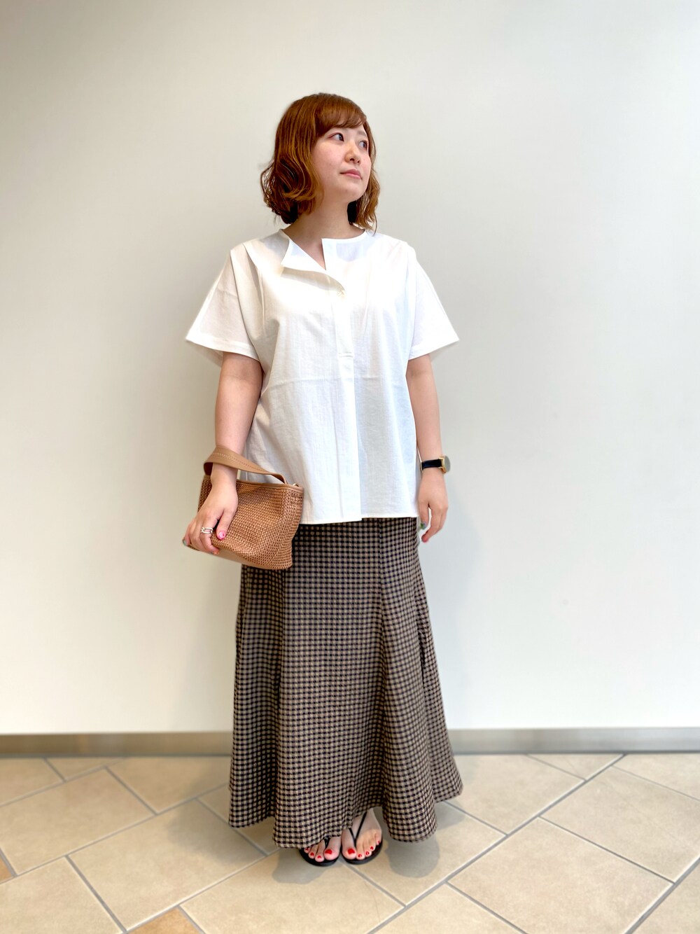 「大人かわいい、低身長女子、ギンカムチェック、スカートスタイル、マーメイドスカート、シロシャツ、夏バッグ、ITEMS URBANRESEARCH、夏コーデ、30代」｜「ITEMS URBANRESEARCHのリネンライクハンソデプルオーバー（Tシャツ/カットソー、ホワイト系）」を使った、chisaaaさん（レディース・152cm）の夏コーディネートの1枚目の写真
