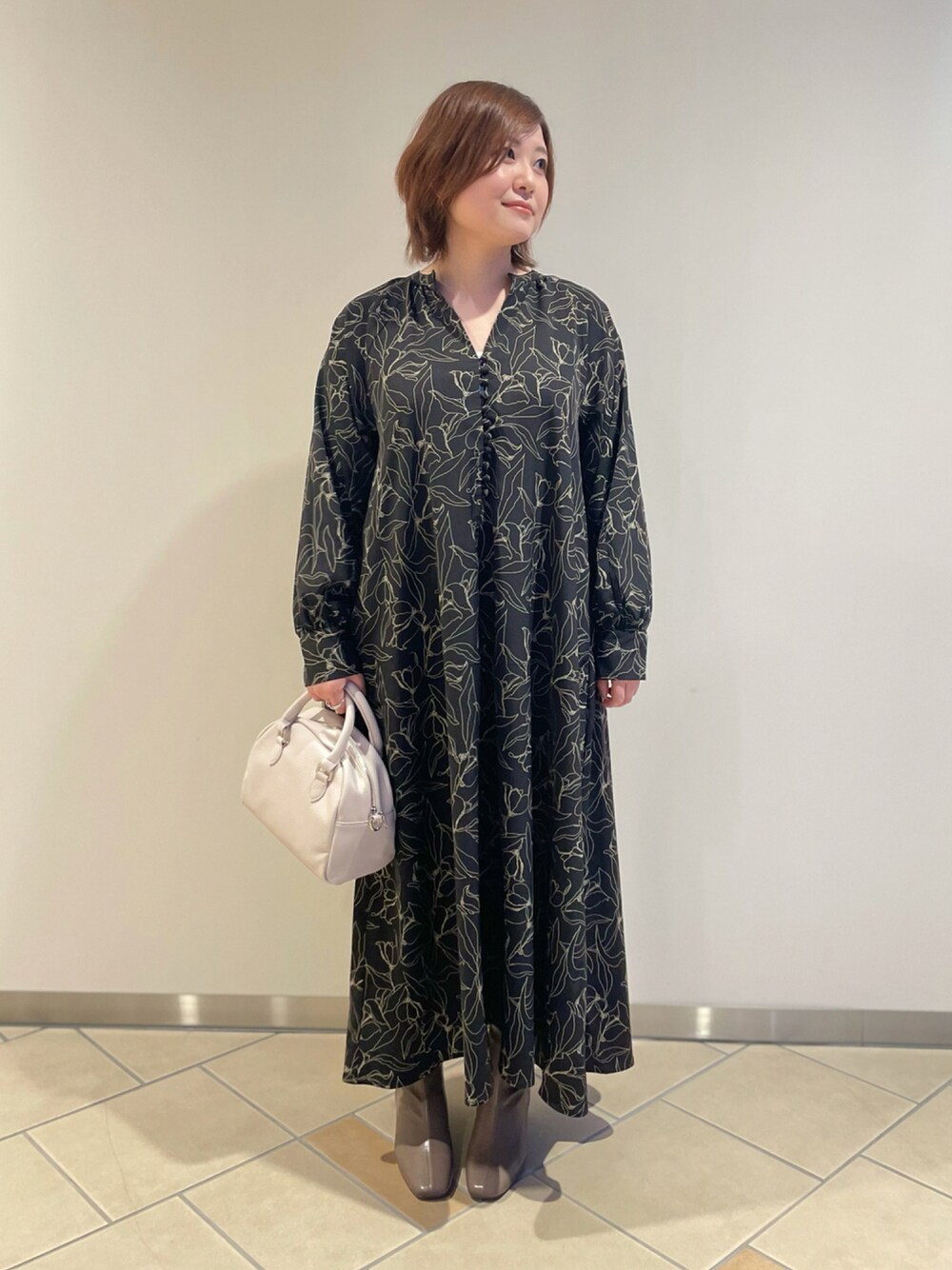 「秋のコーデ、黒、モノトーン、ボストンバッグ、花柄ワンピース、シンプルスタイル、30代、オトナガーリー、低身長女子、ITEMS URBANRESEARCH、ミニバッグ」｜「ITEMS URBANRESEARCHの花柄プリントワンピース（ワンピース、ブラック系）」を使った、chisaaaさん（レディース・152cm）の秋コーディネートの1枚目の写真