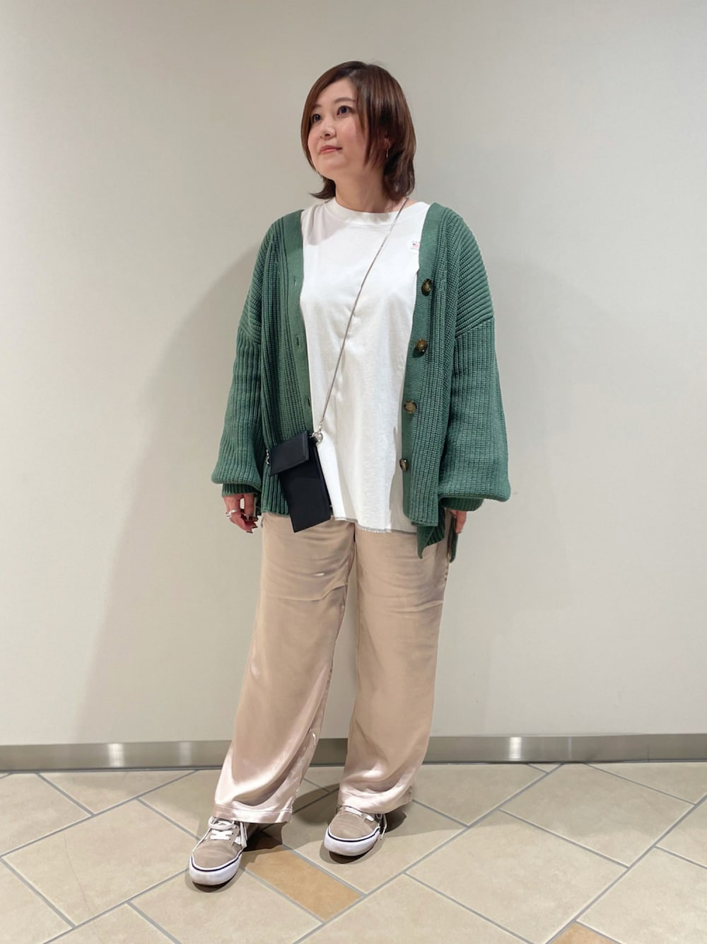 「カーディガン、グリーン、ロンT、オーバーサイズ、メンズライク、サテンパンツ、ミニバッグ、ラフコーデ、カジュアルコーデ、30代、秋コーデ、低身長女子、ITEMS URBANRESEARCH、秋トレンド2021」｜「ITEMS URBANRESEARCHのラウンドロングTシャツ（Tシャツ/カットソー、ホワイト系）」を使った、chisaaaさん（レディース・152cm）の秋コーディネートの1枚目の写真