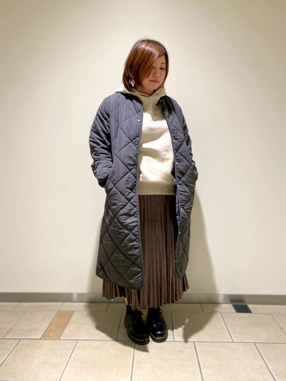 「カジュアル、キルティング、ノーカラーコート、フーディー、30代、秋コーデ、低身長女子、ベロアプリーツスカート、ITEMS URBANRESEARCH、パーカー」｜「ITEMS URBANRESEARCHのベロアプリーツスカート（スカート、ブラウン系）」を使った、chisaaaさん（レディース・152cm）の秋コーディネートの1枚目の写真