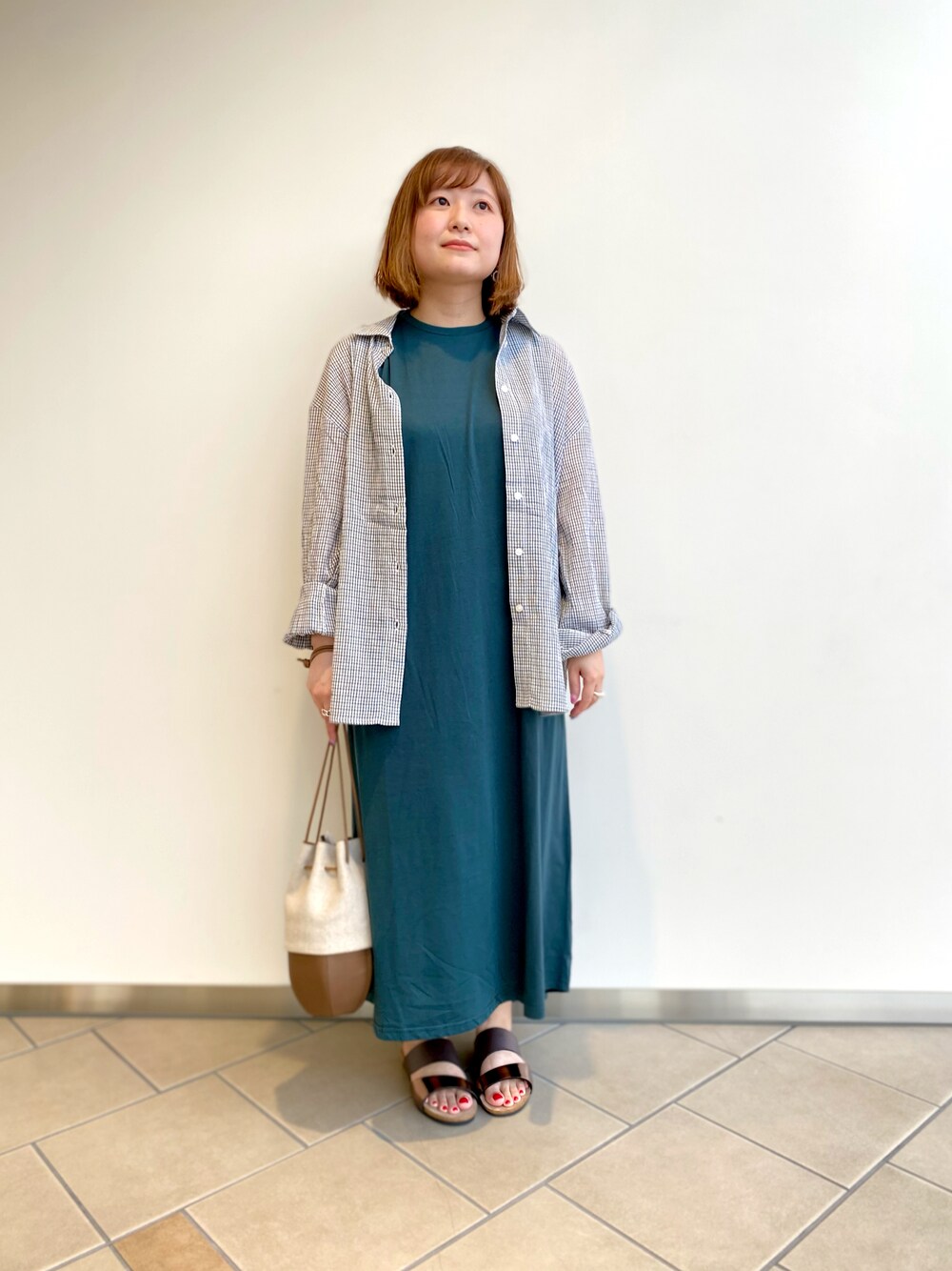 「大人カジュアル、低身長女子、ノースリーブワンピース、チェックシャツ、サンダル、夏コーデ、ラクチンコーデ、ITEMS URBANRESEARCH、30代」｜「ITEMS URBANRESEARCHのチェックシアーオーバーシャツ（シャツ/ブラウス、ホワイト系）」を使った、chisaaaさん（レディース・152cm）の夏コーディネートの1枚目の写真