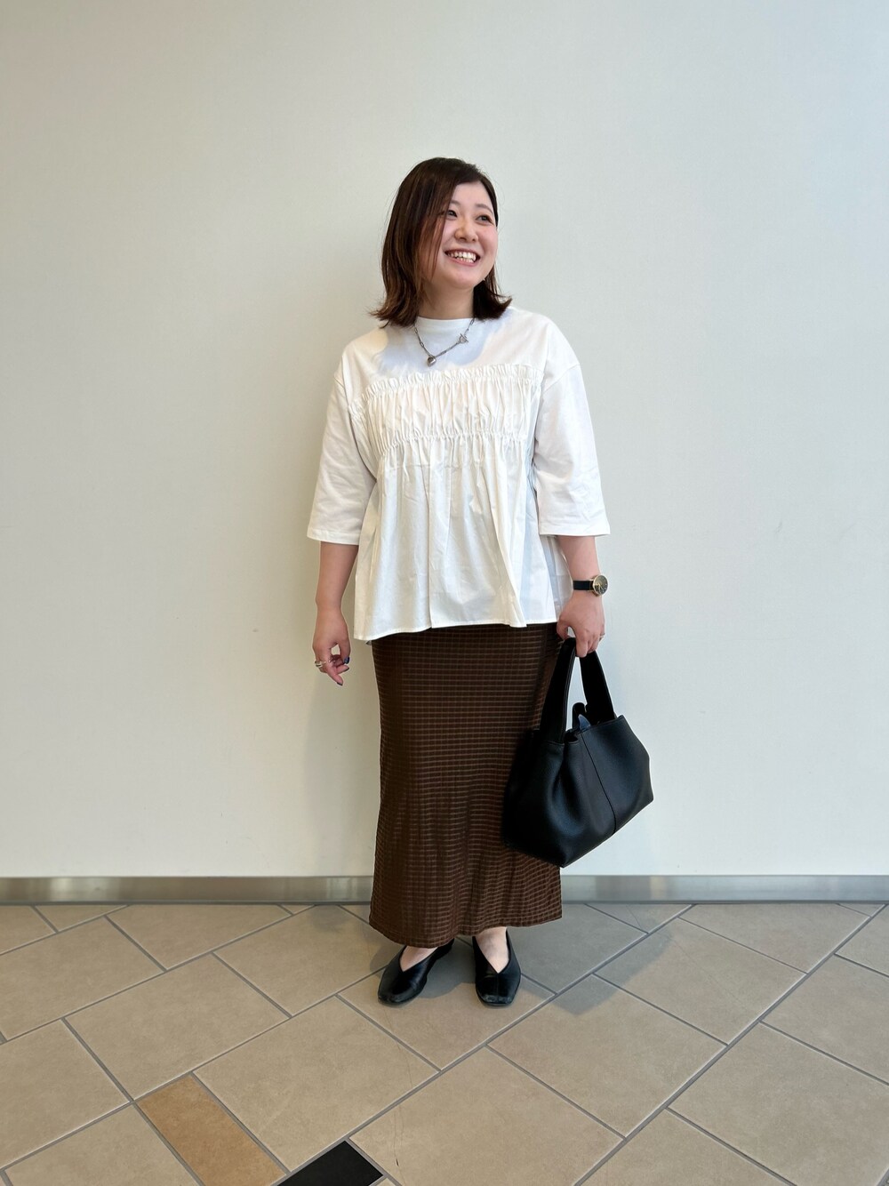 「ITEMS URBANRESEARCH、タイトスカート、Tシャツ、ギャザーカットソー、晩夏、夏物で秋コーデ風、バッグ、URBAN RESEARCH、低身長、30代」｜「ITEMS URBANRESEARCHのギャザードッキングハンソデTシャツ（Tシャツ/カットソー、ホワイト系）」を使った、chisaaaさん（レディース・152cm）の夏コーディネートの1枚目の写真