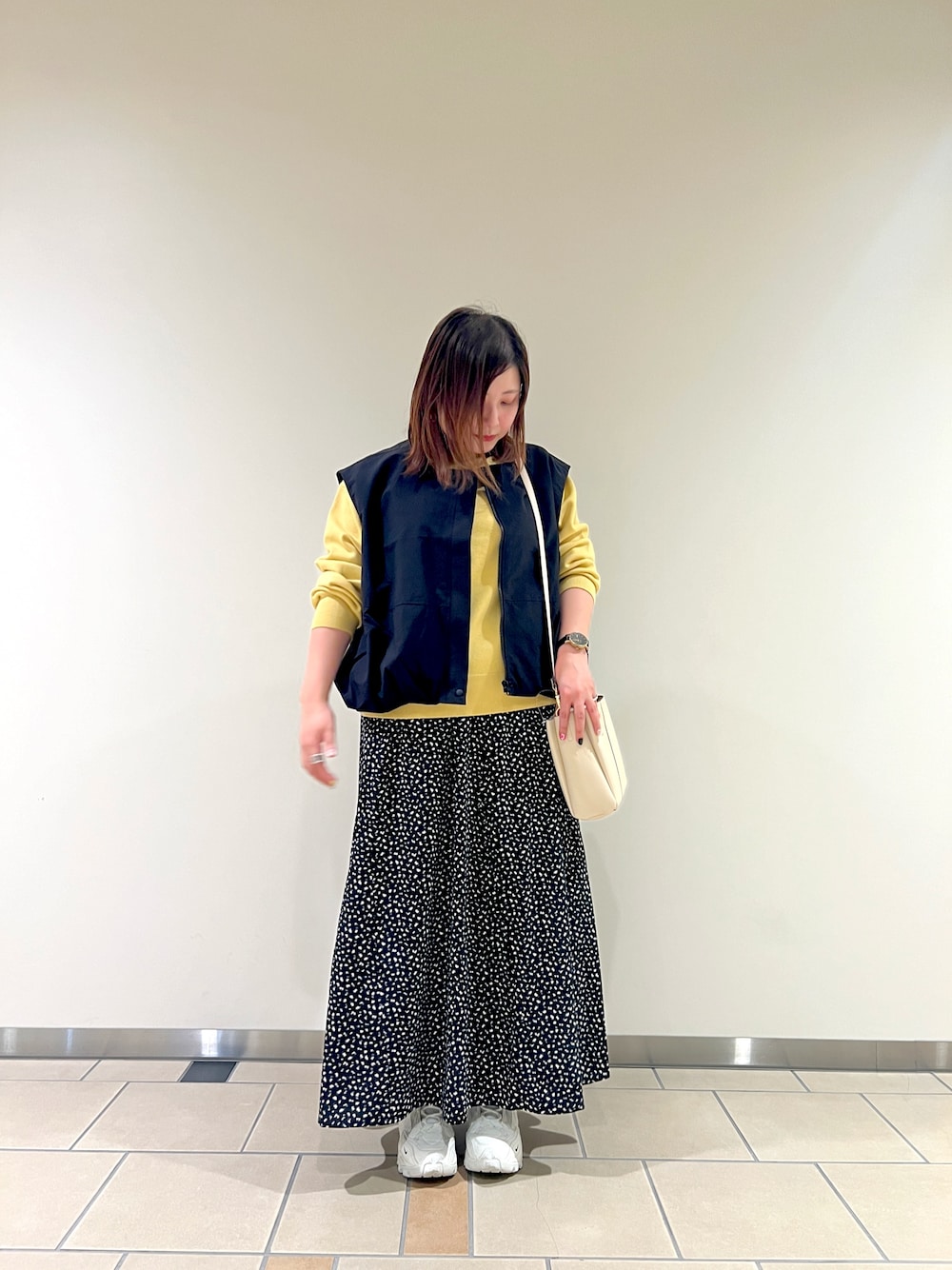 「200日ニット、低身長女子、ITEMS URBANRESEARCH、DOORS、ニット、ベスト、柄スカート、ショルダーバッグ、秋コーデ、カラーニット」｜「ITEMS URBANRESEARCHのナイロンコクーンベスト（ベスト、ブラック系）」を使った、chisaaaさん（レディース・152cm）の秋コーディネートの1枚目の写真