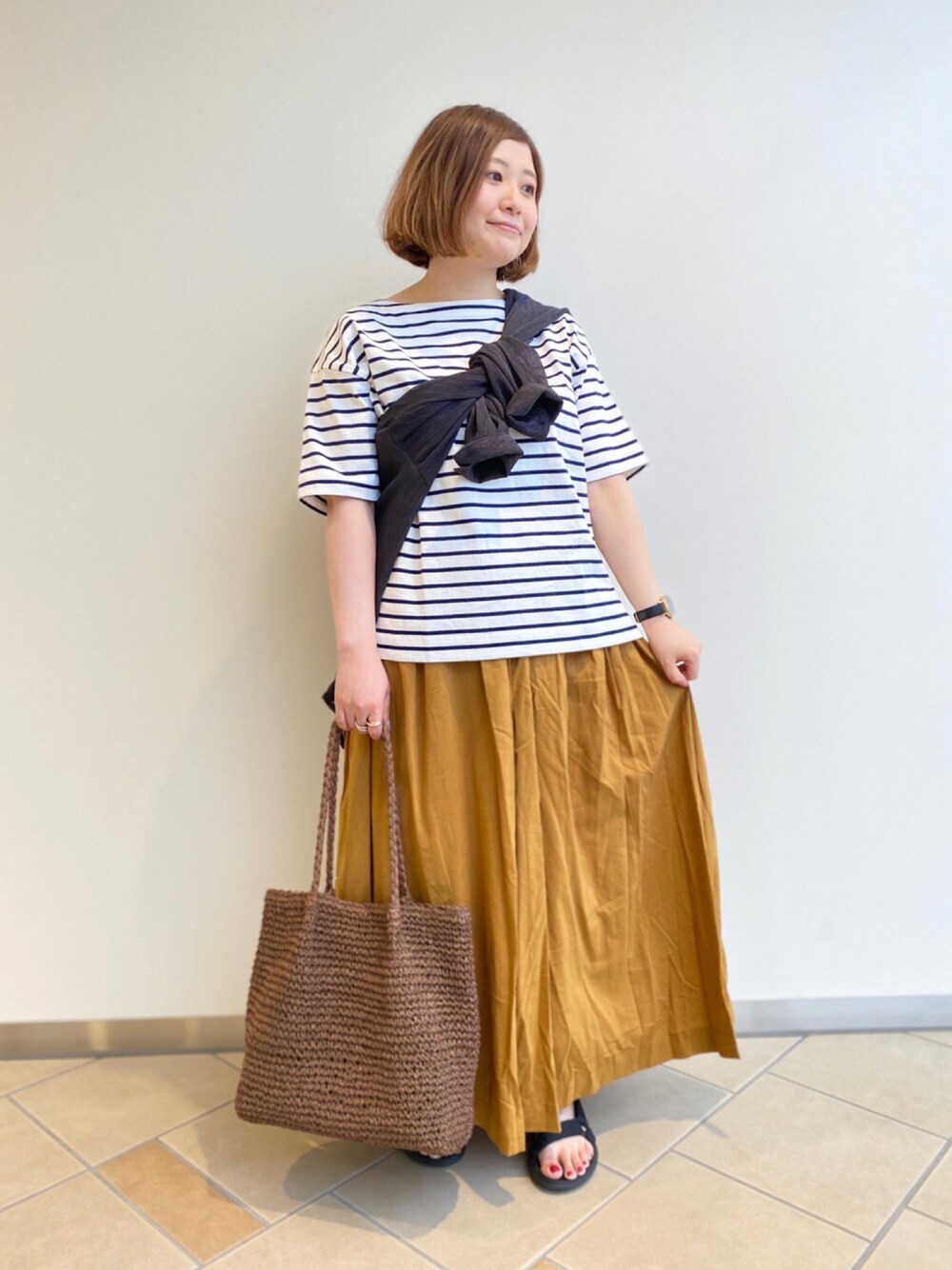 「夏、トートバッグ、ギャザースカート、ボーダー、Tシャツ、イエロー、公園スタイル、定番、ITEMS URBANRESEARCH、たすき掛け」｜「ITEMS URBANRESEARCHのヨウリュウシアービッグシャツ（シャツ/ブラウス、グレー系）」を使った、chisaaaさん（レディース・152cm）の夏コーディネートの1枚目の写真