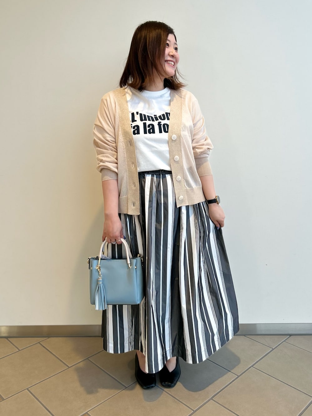 「きれいめカジュアル、晩夏、ITEMS URBANRESEARCH、RODE SKO、スカート、ロゴT、シアーカーディガン、30代コーデ、バッグ、低身長、152cm」｜「ITEMS URBANRESEARCHのストライプボリュームスカート（スカート、ホワイト系）」を使った、chisaaaさん（レディース・152cm）の夏コーディネートの1枚目の写真