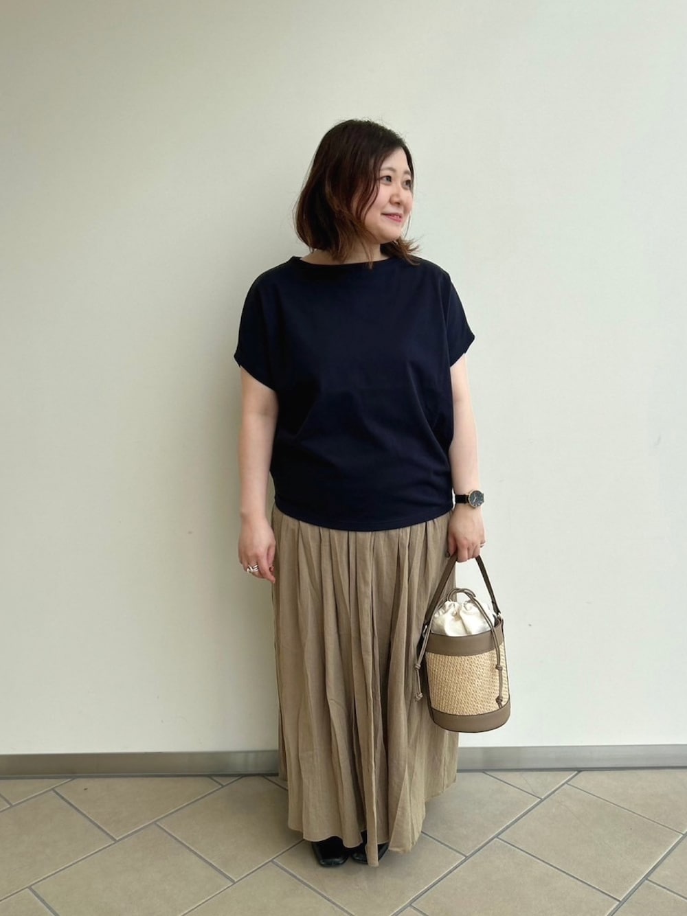「夏コーデ、低身長、ロングスカート、ギャザースカート、Tシャツ、機能素材、DOORS、ITEMS URBANRESEARCH、カジュアル、シンプルコーデ、30代コーデ、URBAN RESEARCH DOORS」｜「URBAN RESEARCH DOORSの『臼田あさ美さん着用』『UR TECH ひやサラクール』ドライコットンボートネックプルオーバー（Tシャツ/カットソー、ブルー系）」を使った、chisaaaさん（レディース・152cm）の夏コーディネートの1枚目の写真