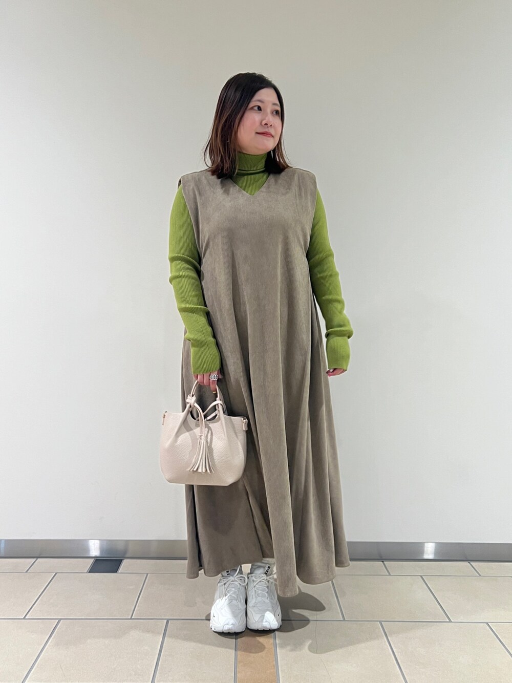 「ITEMS URBANRESEARCH、RODE SKO、ワンピース、コーデュロイワンピース、ニット、カラーニット、ハイネックニット、バッグ、低身長女子、152cm、30代、カジュアル」｜「ITEMS URBANRESEARCHのコーデュロイジャンパースカート（ジャンパースカート、ベージュ系）」を使った、chisaaaさん（レディース・152cm）の秋コーディネートの1枚目の写真