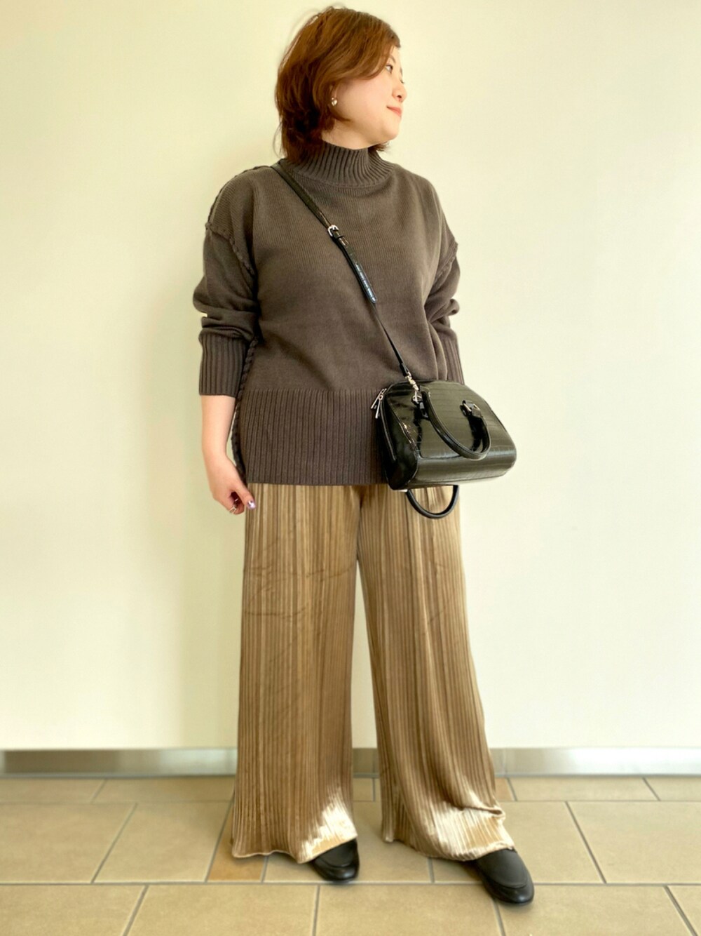 「ショルダーバッグ、ゆったりコーデ、秋服、低身長、30代、プリーツパンツ、オトナカジュアル、ニットコーデ、ベロアパンツ、オトナ女子、ITEMS URBANRESEARCH、だから秋服が好き」｜「ITEMS URBANRESEARCHのビットローファー（ローファー、ブラック系）」を使った、chisaaaさん（レディース・152cm）の秋コーディネートの1枚目の写真