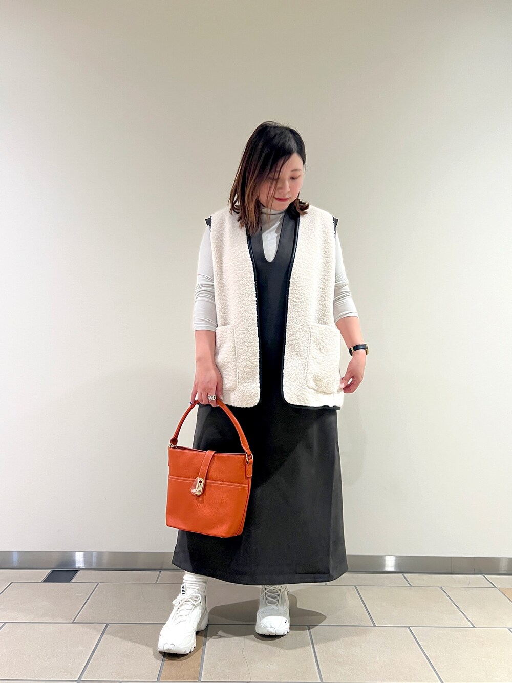 「秋コーデ、ITEMS URBANRESEARCH、ワンピース、ベスト、ボアベスト、フェイクスエードベスト、リバーシブル、ハイネックカットソー、バッグ、低身長女子、30代」｜「ITEMS URBANRESEARCHのリブタートルネックカットソー（Tシャツ/カットソー、グレー系）」を使った、chisaaaさん（レディース・152cm）の秋コーディネートの1枚目の写真
