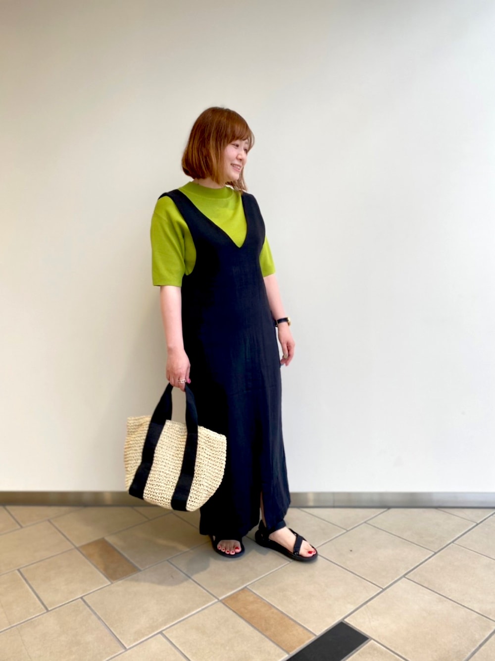 「夏コーデ、楽チンコーデ、カジュアルコーデ、低身長女子、夏バッグ、サマーニット、ジャンスカ、さし色、ITEMS URBANRESEARCH、30代」｜「ITEMS URBANRESEARCHの2WAYジャンスカ（ジャンパースカート、ブラック系）」を使った、chisaaaさん（レディース・152cm）の夏コーディネートの1枚目の写真