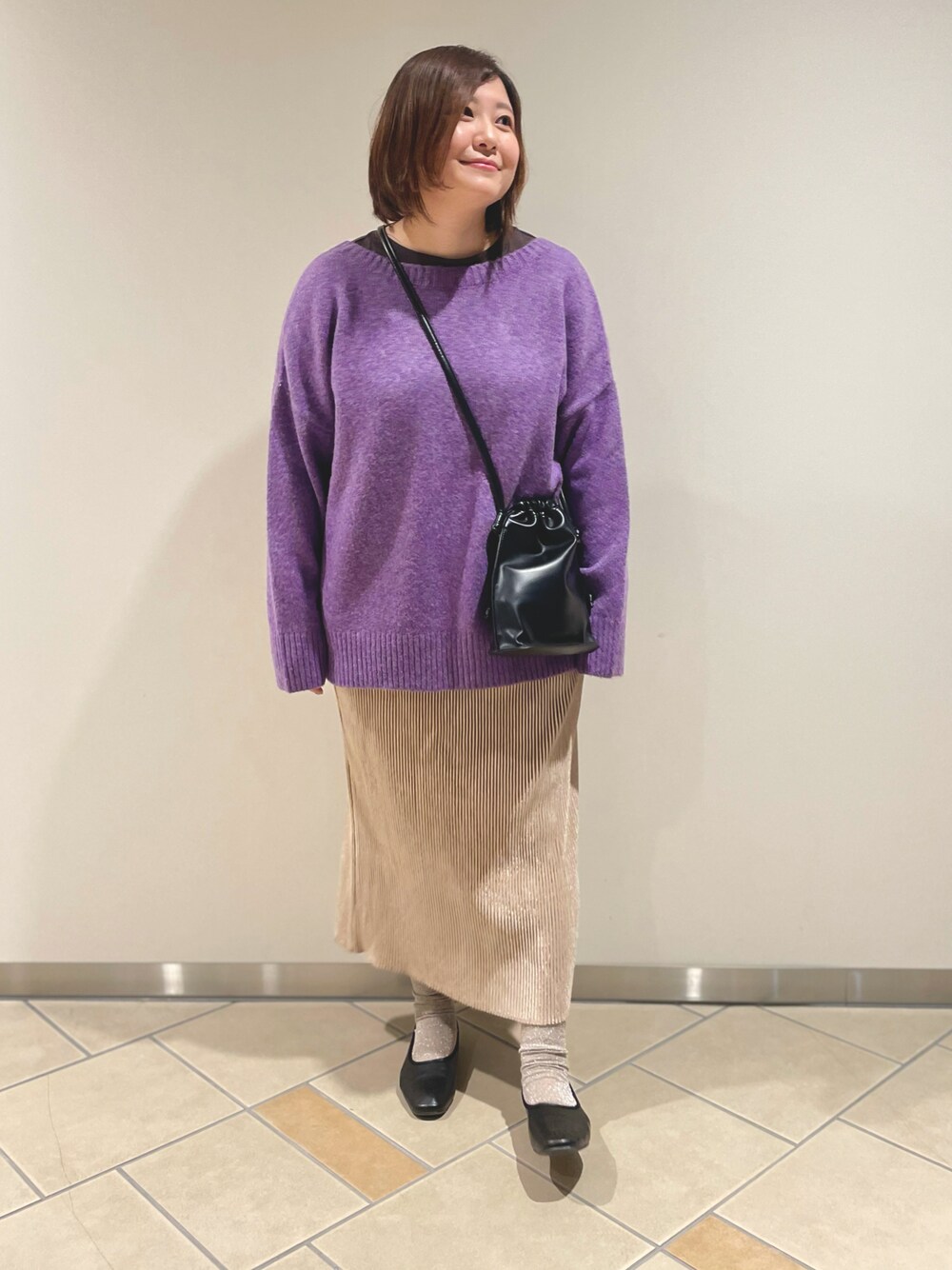 「私の推しブランド、ITEMS URBANRESEARCH、URBAN RESEARCH DOORS、ニット、バック編みニット、パープル、タイトスカート、ショルダーバッグ、パンプス、30代、低身長女子」｜「URBAN RESEARCH DOORSのソフトフラットシューズ（パンプス、ブラック系）」を使った、chisaaaさん（レディース・152cm）の冬コーディネートの1枚目の写真